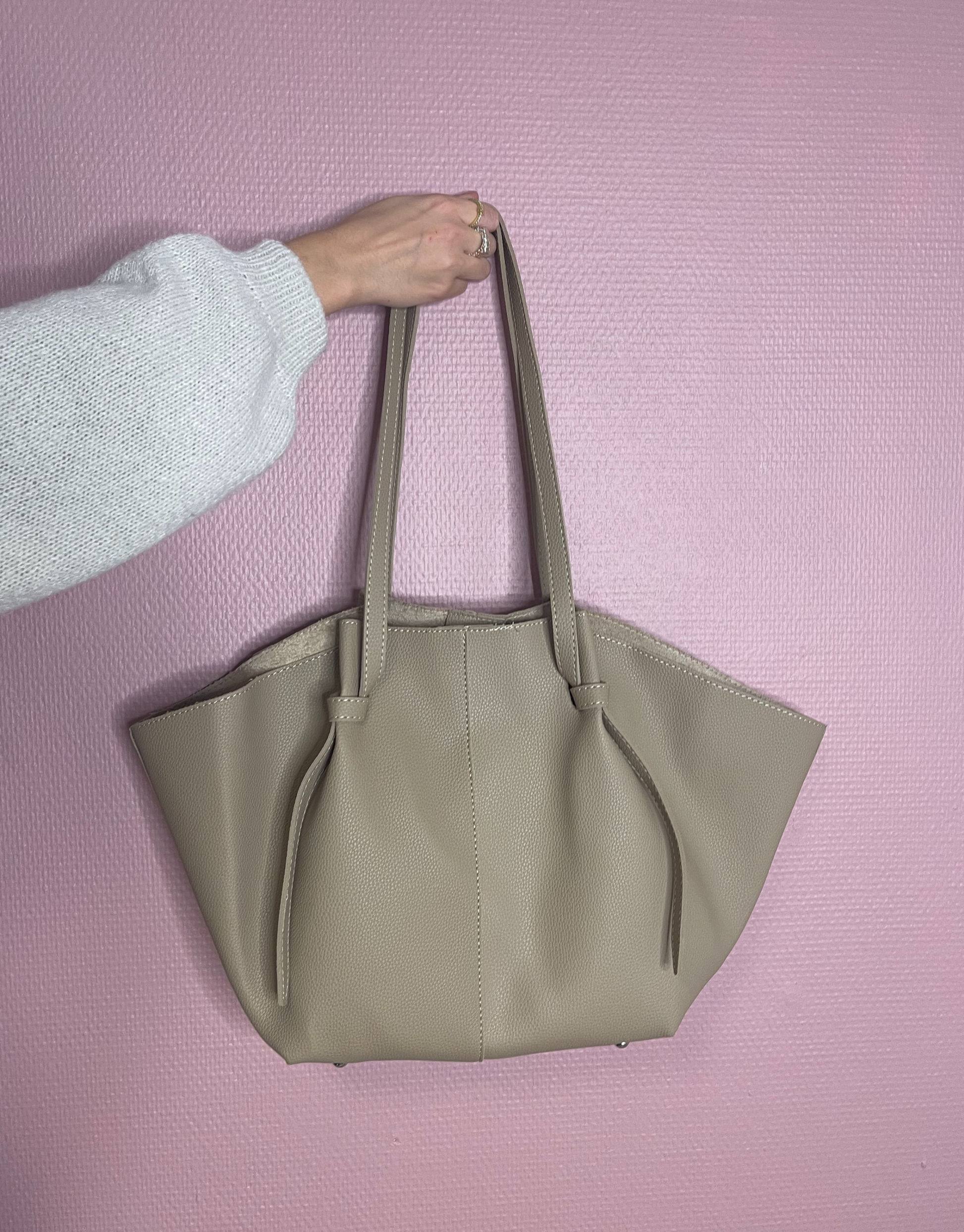 Den smukke Faith taske er den perfekte hverdagstaske, da den både kan bruges til skolebrug samt indeholde alt det nødvendige.