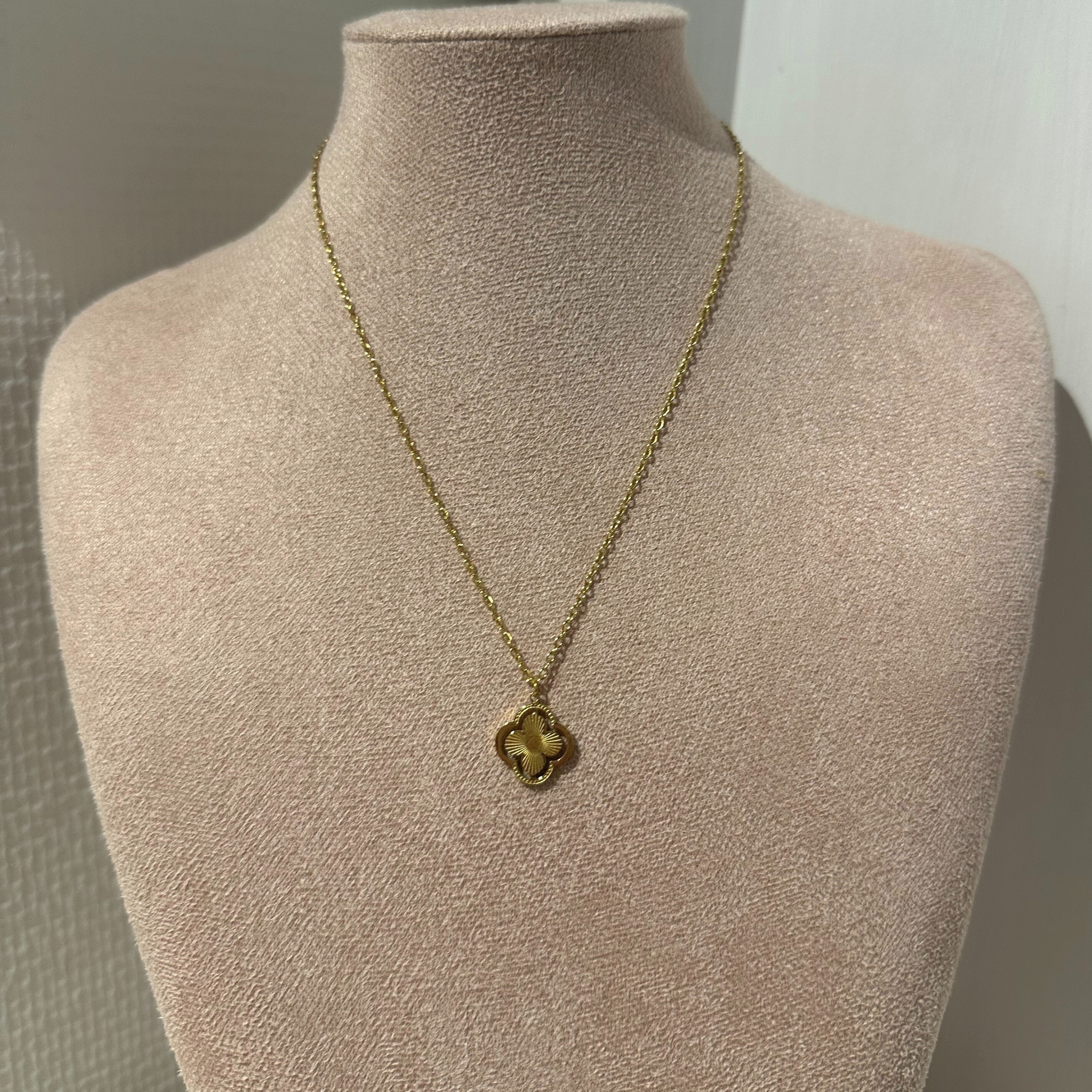 Smuk halskæde i firkløver design.