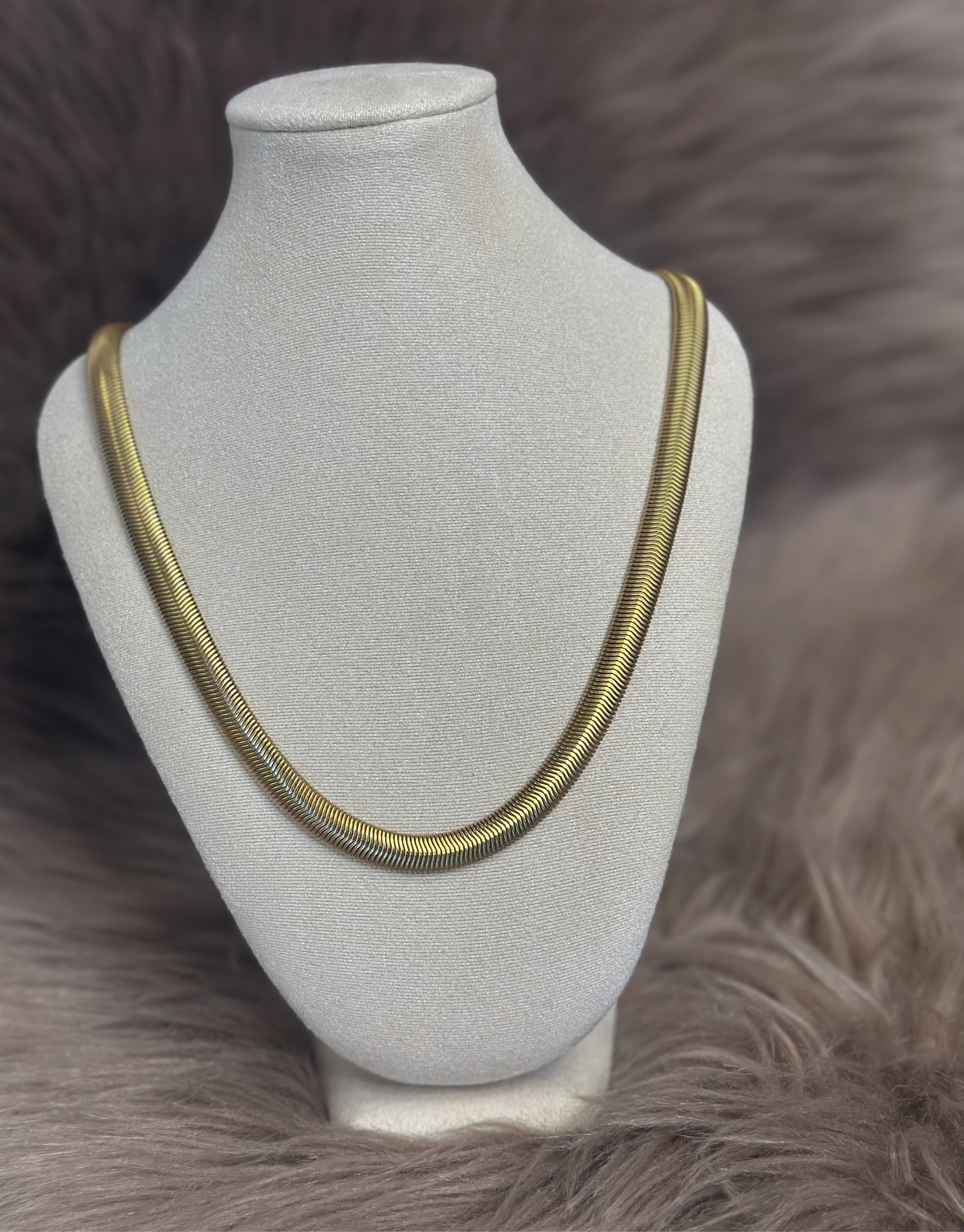 Smukkeste halskæde i fladt og bredt design.