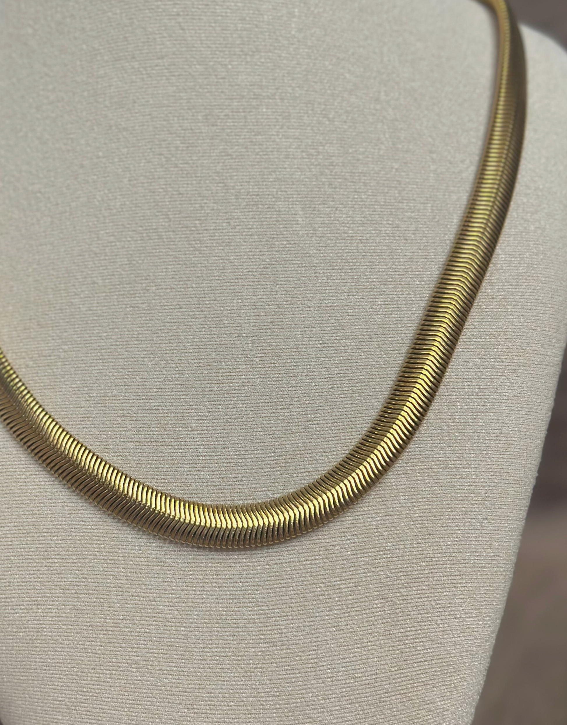 Smukkeste halskæde i fladt og bredt design.