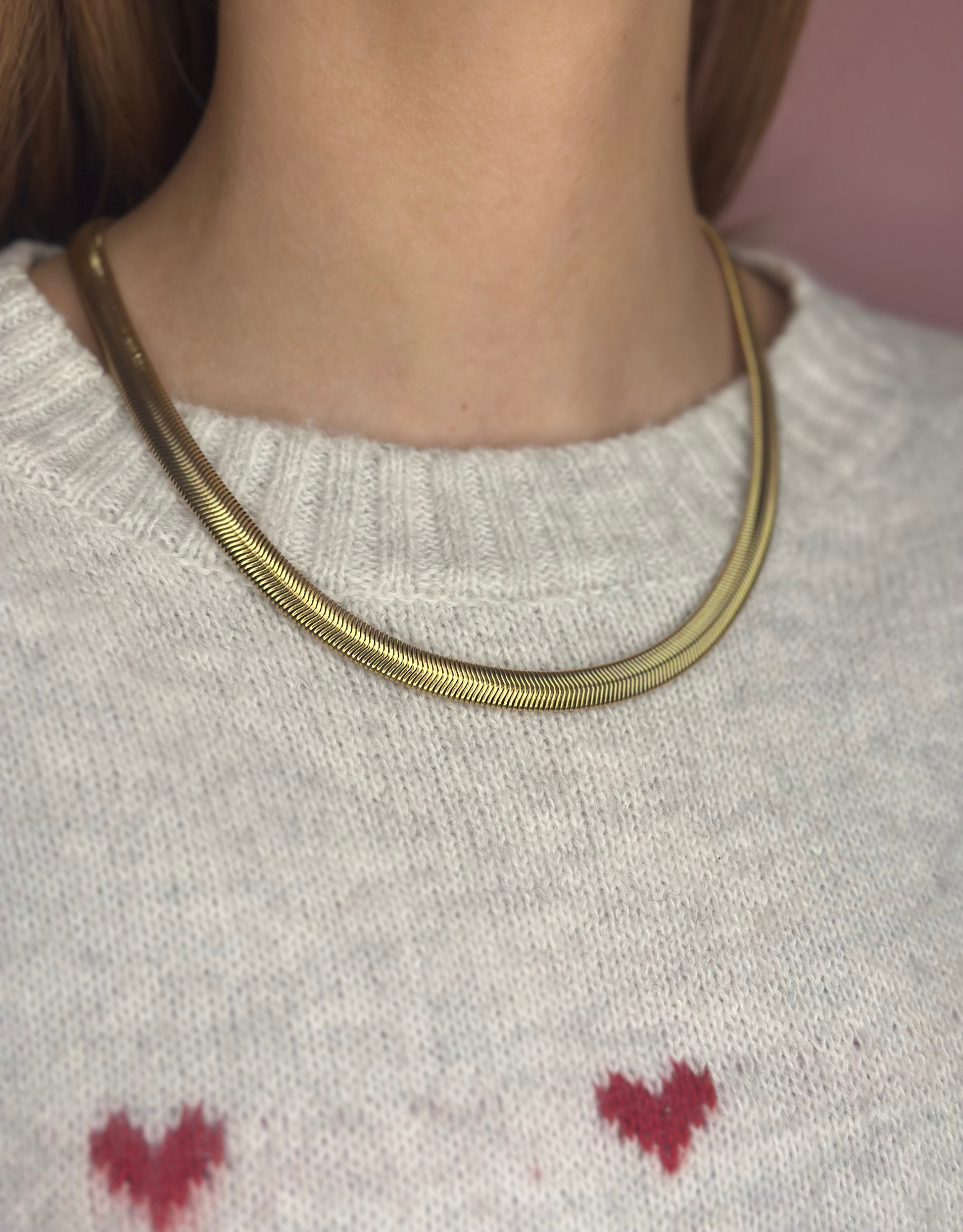 Smukkeste halskæde i fladt og bredt design.