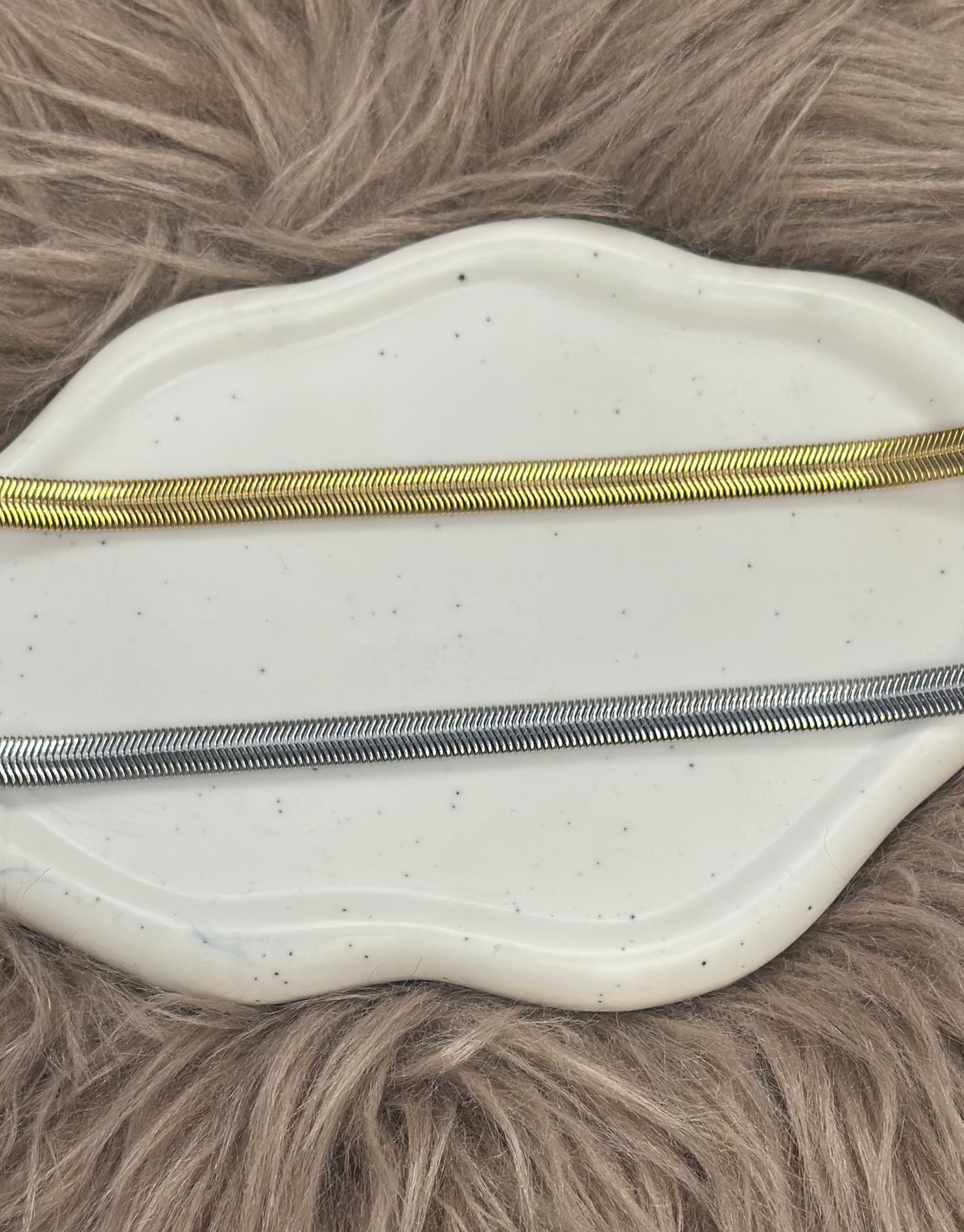 Smukkeste halskæde i fladt og bredt design.