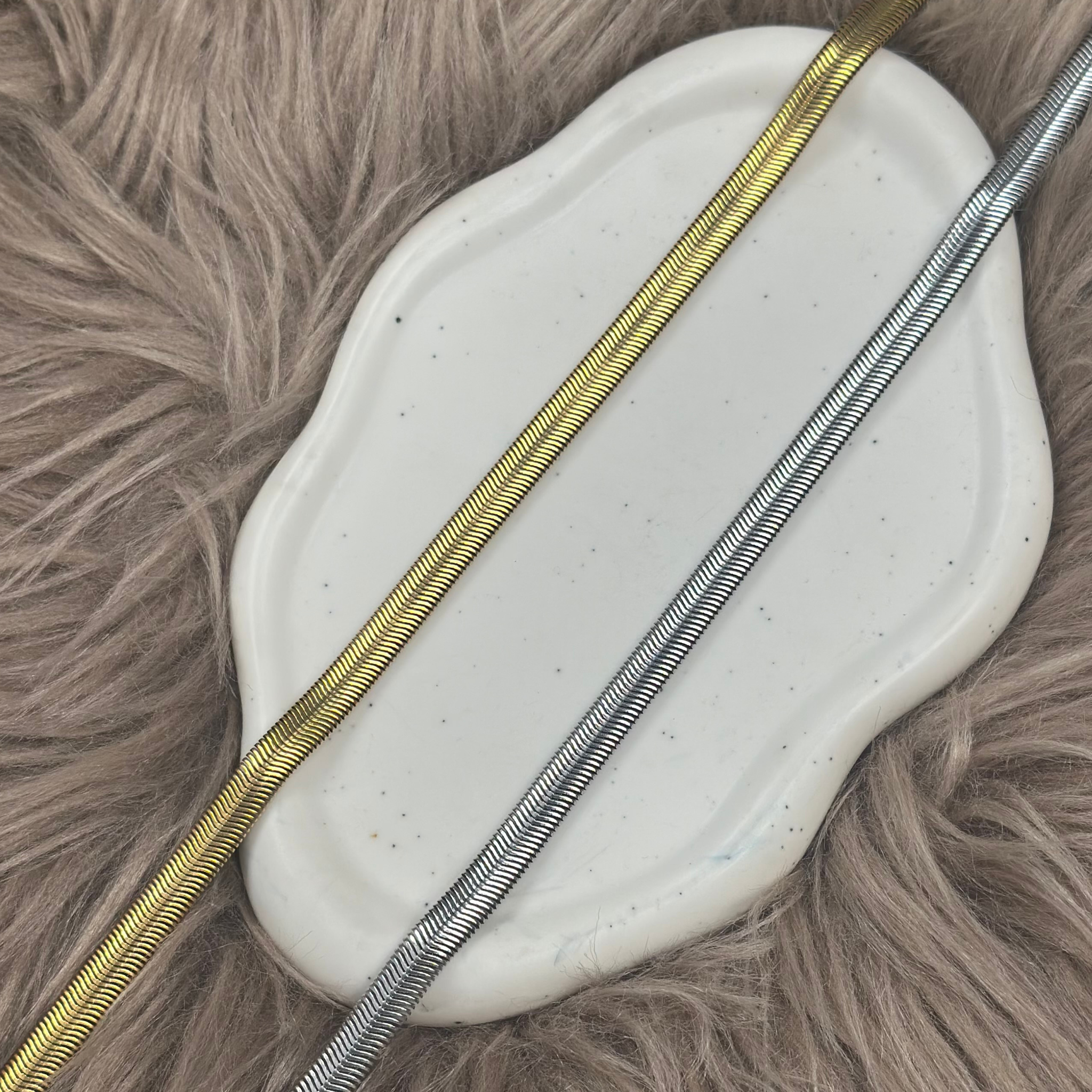 Smukkeste halskæde i fladt og bredt design.