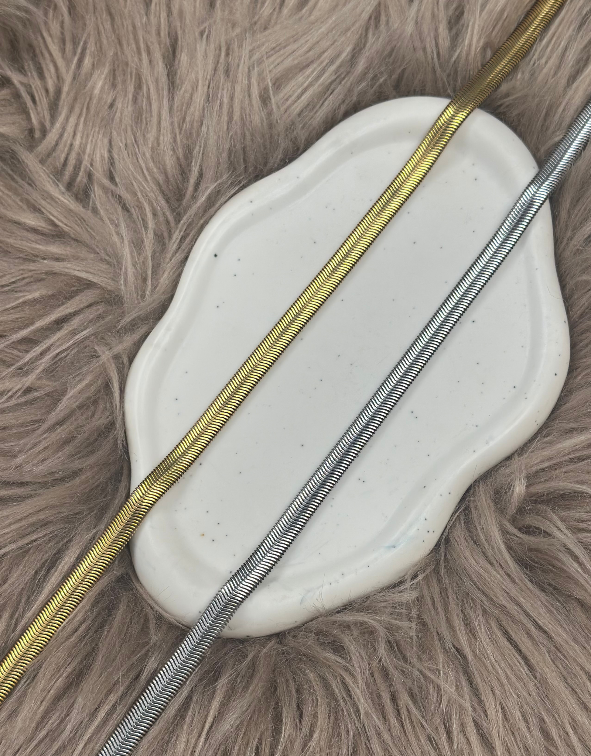 Smukkeste halskæde i fladt og bredt design.