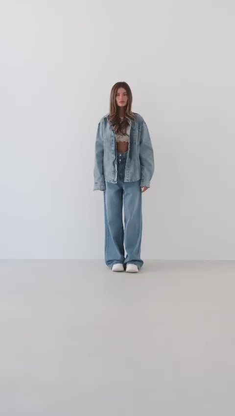 Skøn denim jakke i oversized look med bryst lomme og knapper. 