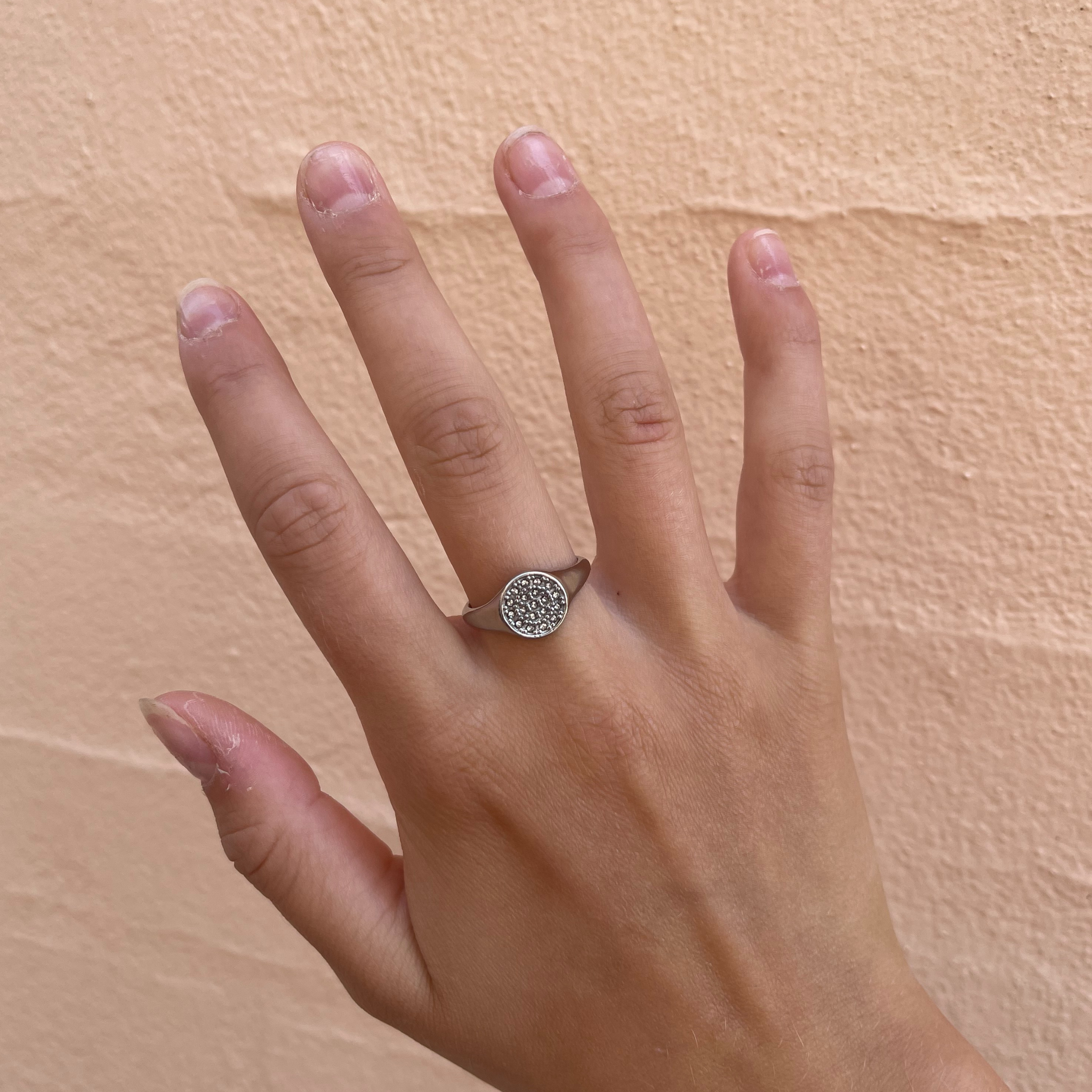 Smuk guld ring i elegant udtryk med rhinsten.