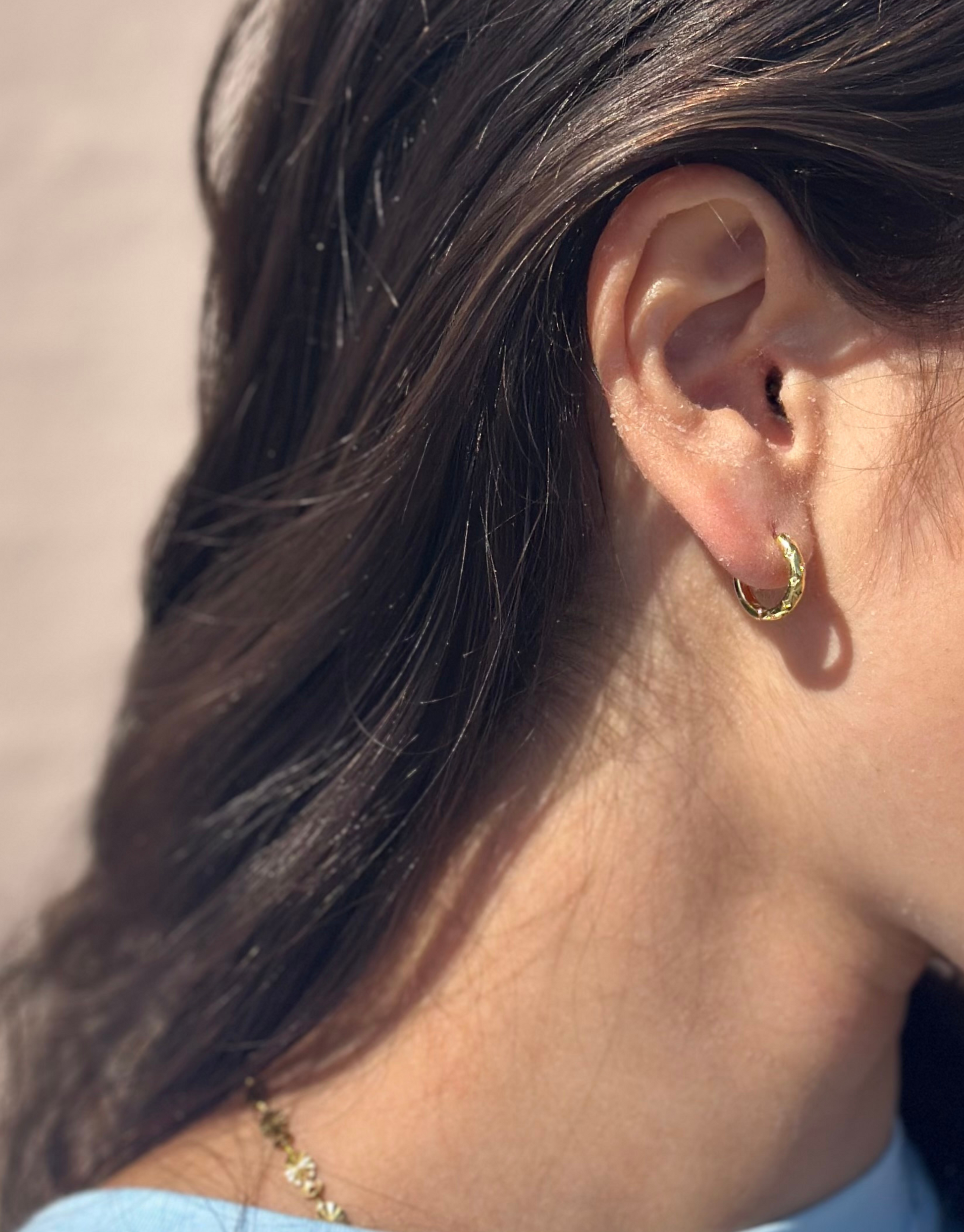 Smukke hoops med zircon sten.