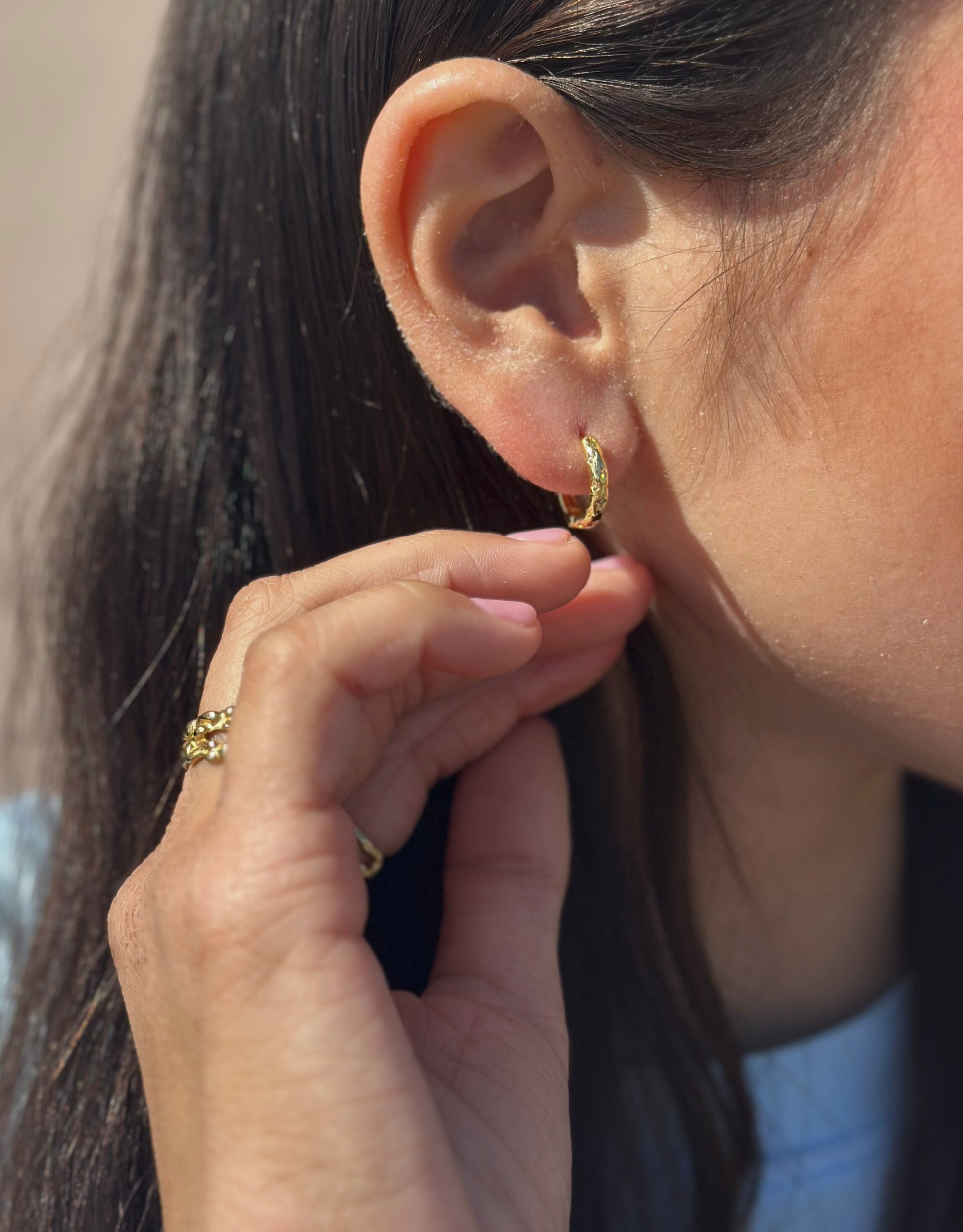 Smukke hoops med zircon sten.