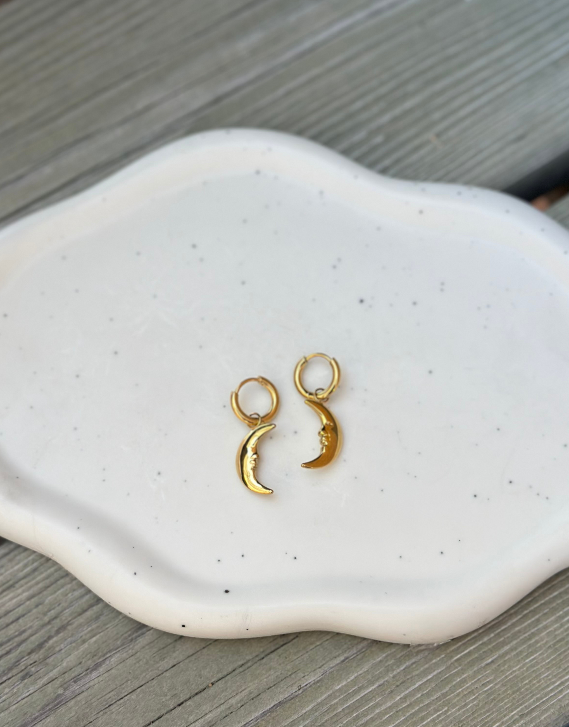 Øreringe i slidstærk materiale med de smukkeste måne vedhæng