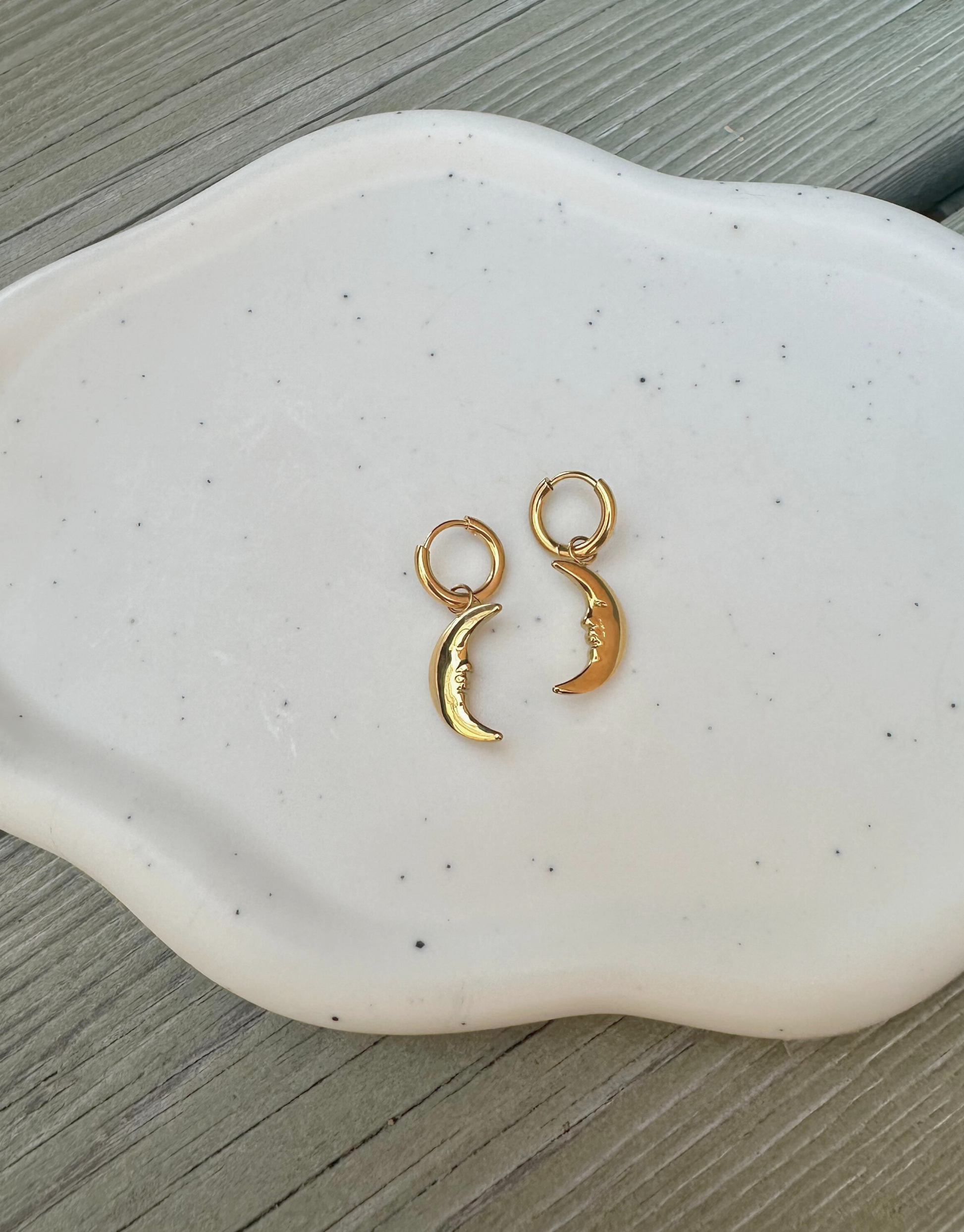 Øreringe i slidstærk materiale med de smukkeste måne vedhæng