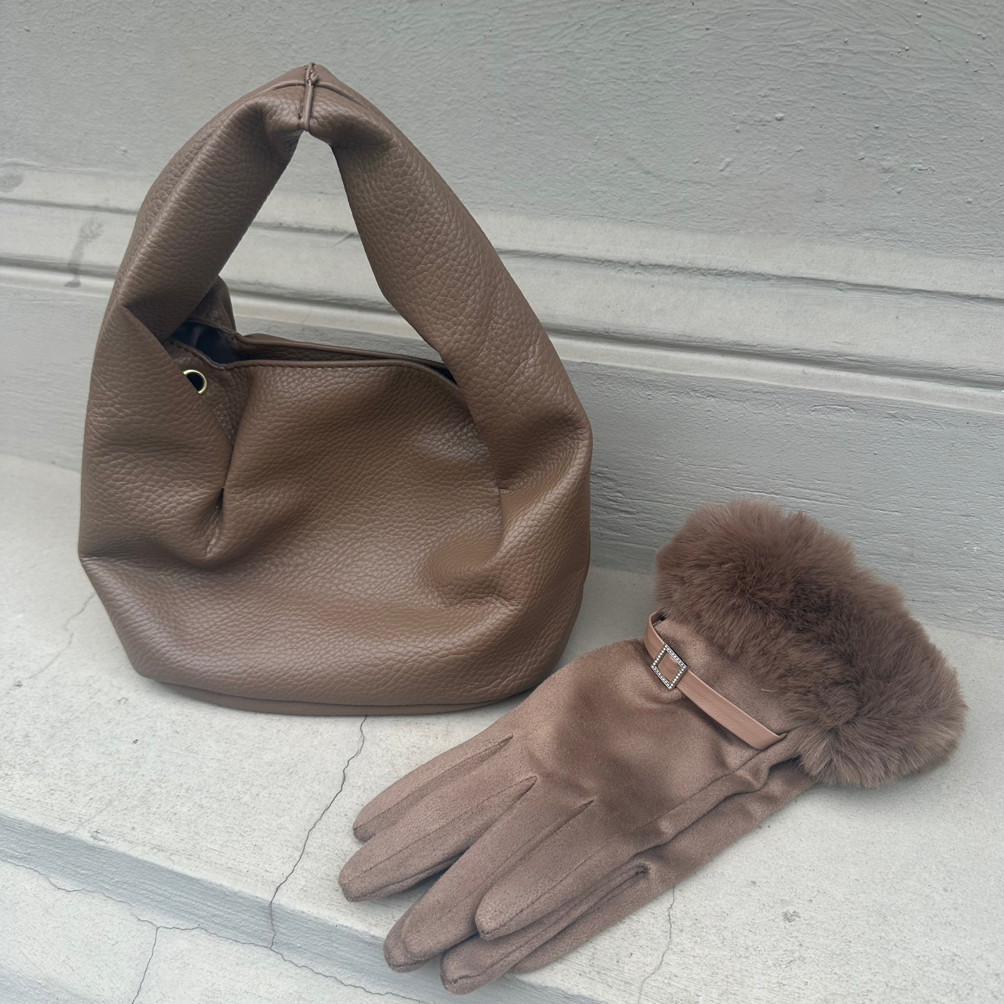 Skønne og varme handsker med faux fur.
Perfekte til de kolde årstider!