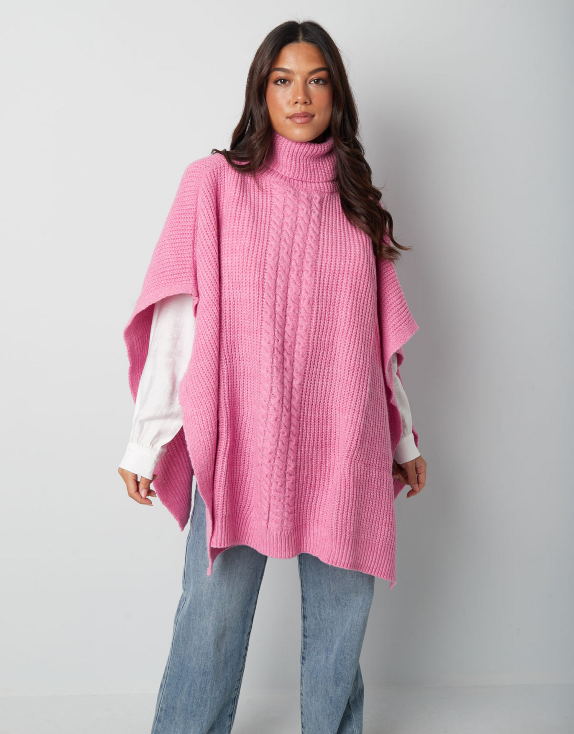 Denne fantastiske poncho denne sæsons must-have.  Dejlig varm og behagelig at have på. Materiale: Ponchoen er lavet af 90% polyester og 10% Mål: Ponchoen måler 68x100 centimeter. Passes af S-XXL. 