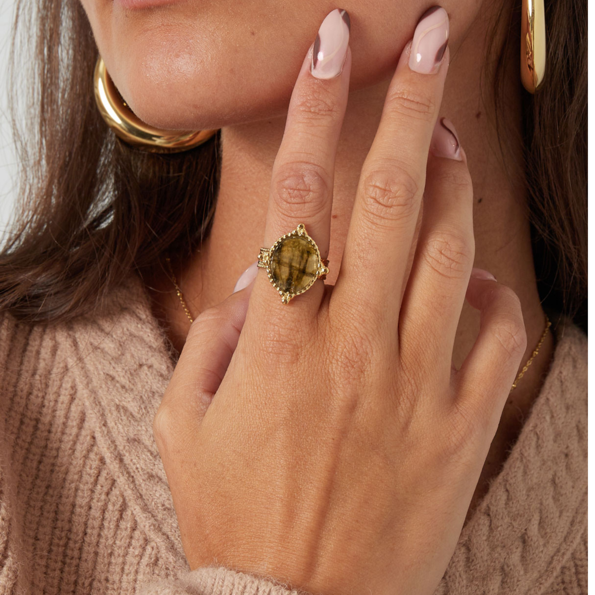 Vores Delara guld ring er med den smukkeste store sten!  Denne ring er til dig, der virkelig elsker, at pifte dit look op med unikke smykker.  Alle vores ringe er justerbare og kan derfor passes af alle. Materiale: Overfladebehandlet rustfri stål, 14 karat guldbelægning, sten. 100% nikkelfri Størrelse: Justerbar