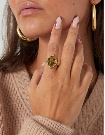 Vores Delara guld ring er med den smukkeste store sten!  Denne ring er til dig, der virkelig elsker, at pifte dit look op med unikke smykker.  Alle vores ringe er justerbare og kan derfor passes af alle. Materiale: Overfladebehandlet rustfri stål, 14 karat guldbelægning, sten. 100% nikkelfri Størrelse: Justerbar