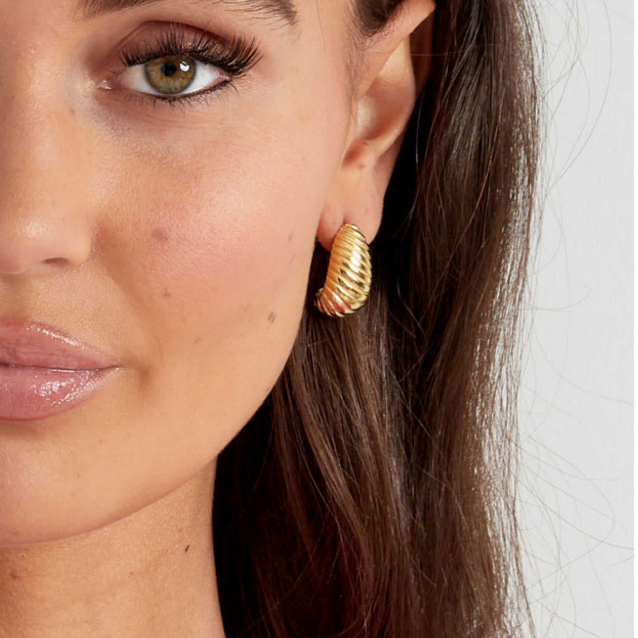 Smukke chunky hoops, der virkelig spicer ethvert look op.  Materiale: Rustfri stål, 14 karat guldbelægning. 100% nikkelfri Størrelse: 1.3 x 2.4 cm