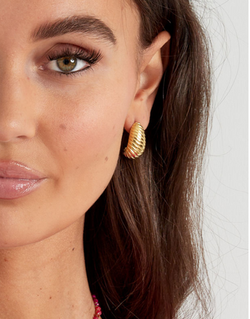 Smukke chunky hoops, der virkelig spicer ethvert look op.  Materiale: Rustfri stål, 14 karat guldbelægning. 100% nikkelfri Størrelse: 1.3 x 2.4 cm