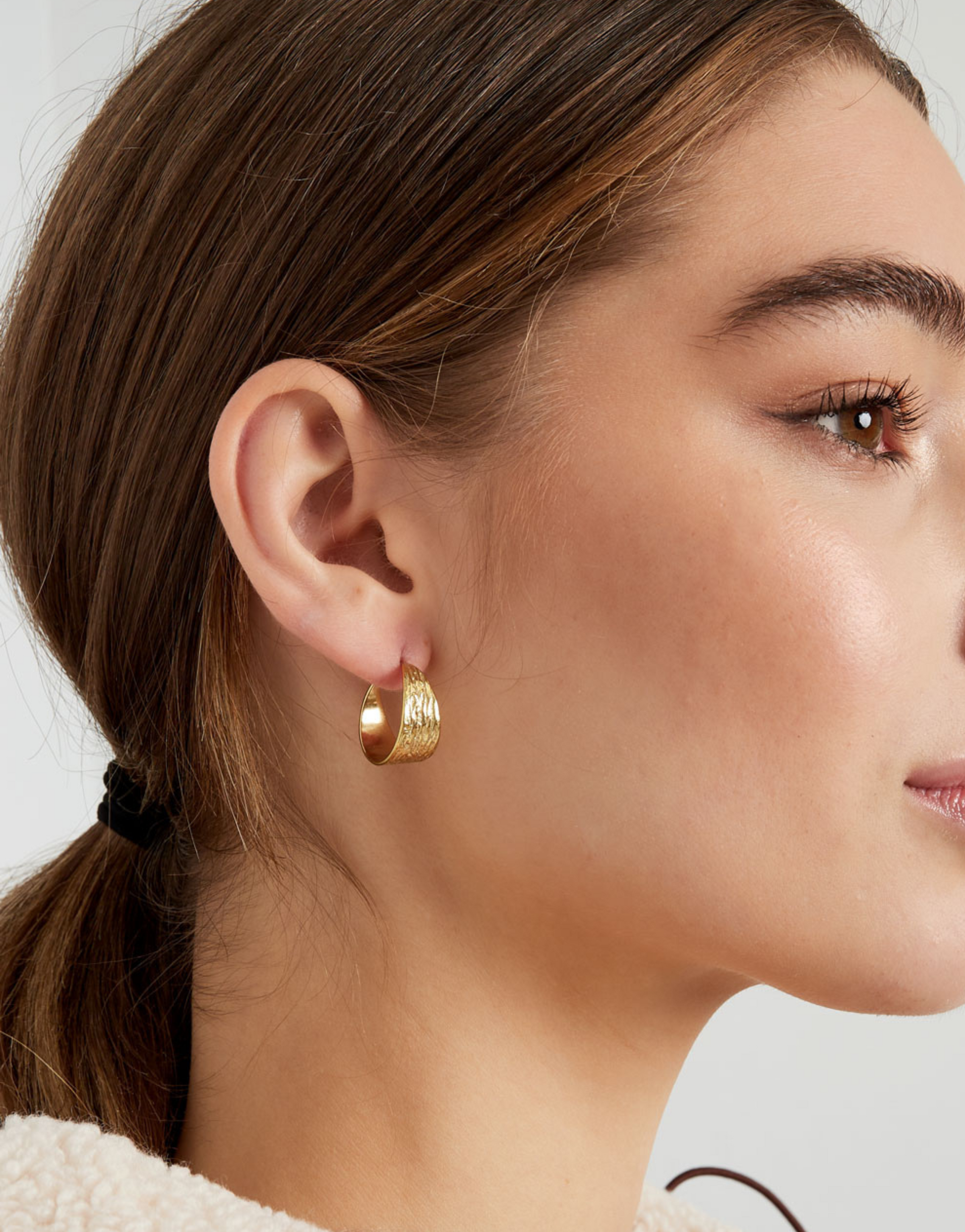 Smukke chunky hoops, der virkelig spicer ethvert look op.  Materiale: Rustfri stål, 14 karat guldbelægning. 100% nikkelfri Størrelse: 2 cm