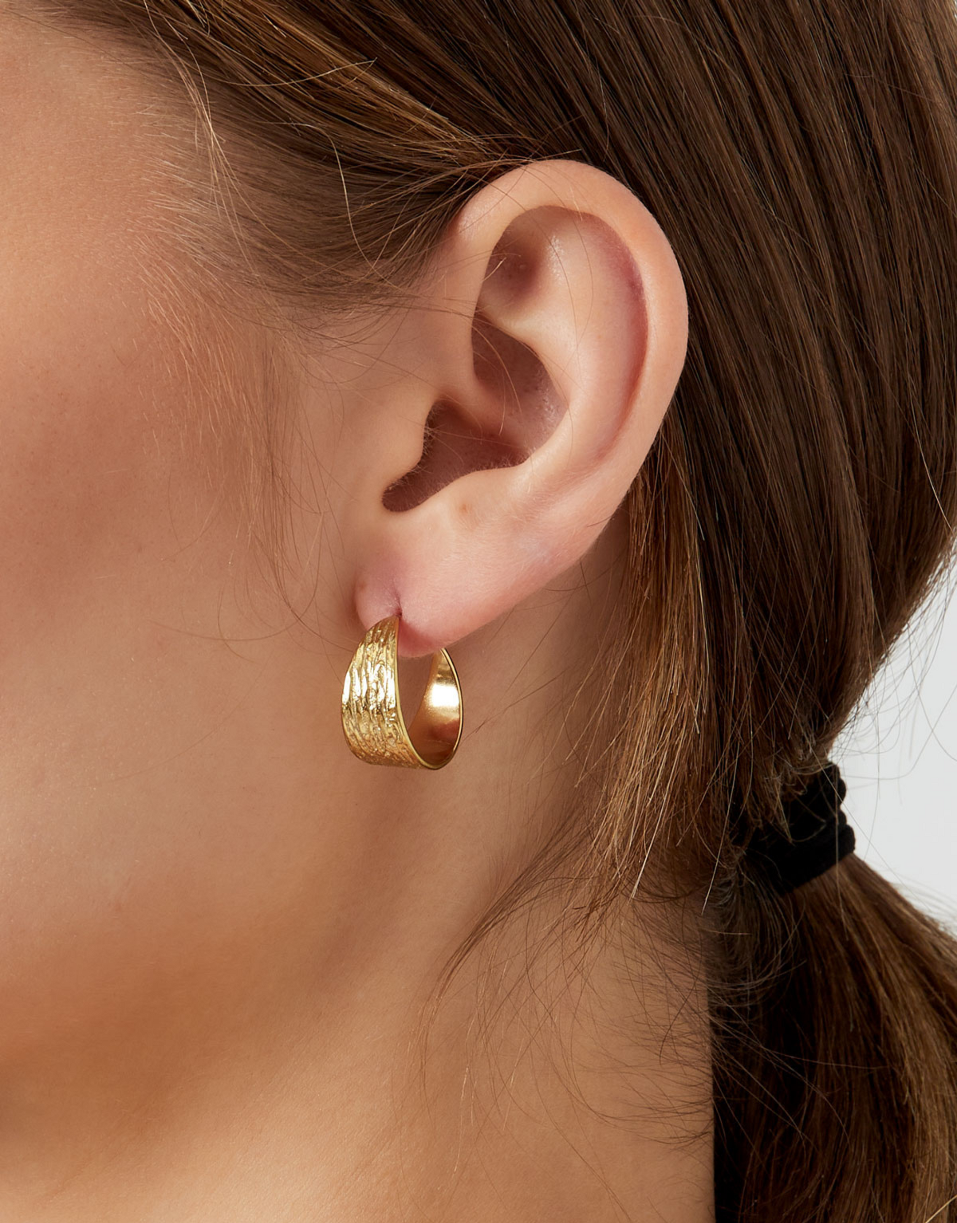 Smukke chunky hoops, der virkelig spicer ethvert look op.  Materiale: Rustfri stål, 14 karat guldbelægning. 100% nikkelfri Størrelse: 2 cm