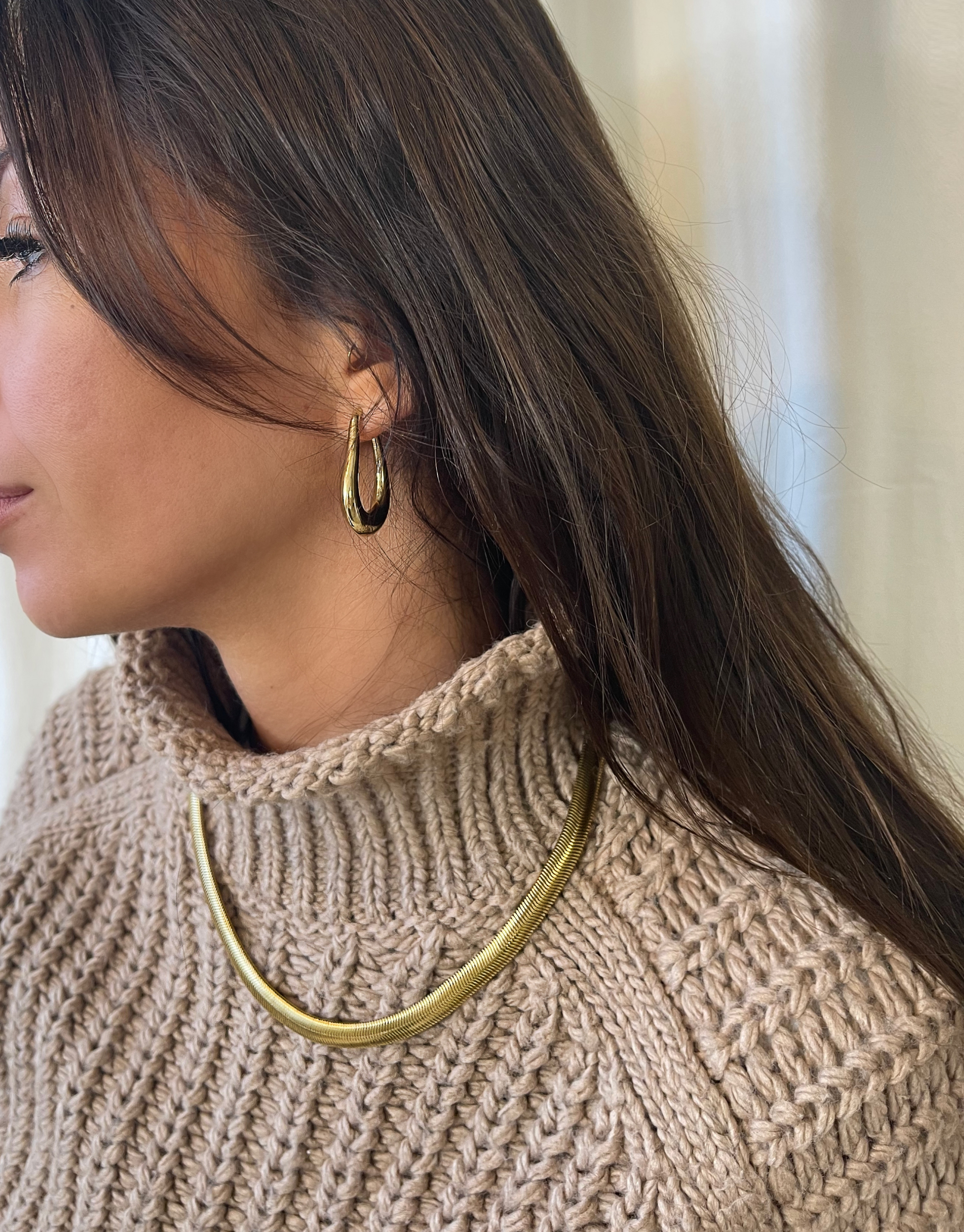 Smukke hoops, der både kan gå til det rå look - samt det elegante look.  Disse øreringe er til dig, der elsker, at spice dit look up med unikke smykker.   Materiale: Overfladebehandlet rustfri stål, forgyldt med 14 karat. 100% Nikkelfri. Størrelse: 2.4 cm x 3.6 cm