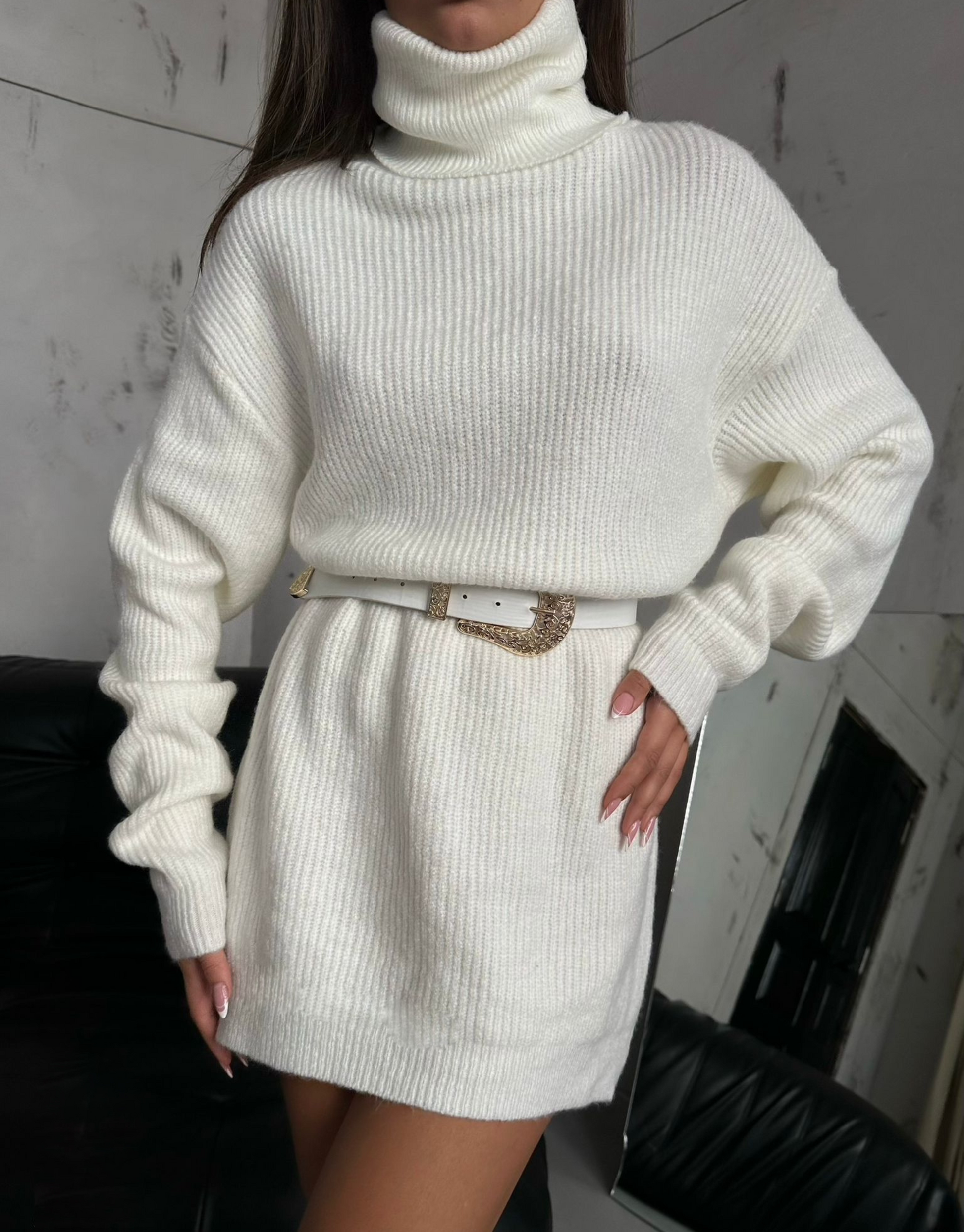 Lang og blød striktrøje med turtleneck i en flot hvid.  Striktrøjen er nem at style med og kan bruges til ethvert outfit.  Materiale: 85% acrylic, 15% nylon Fit: Passes af størrelse S til XL