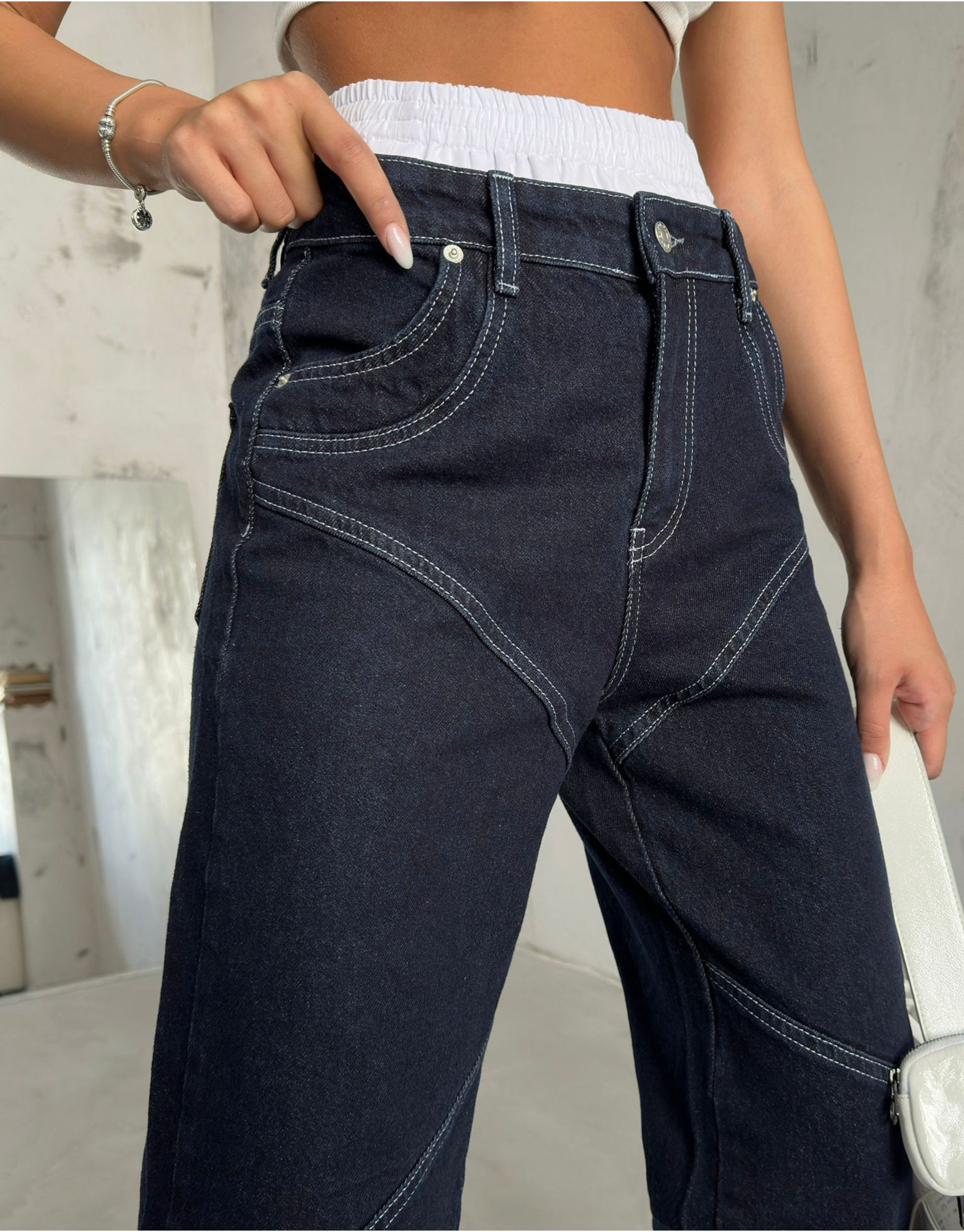 Trend alarm! De fedeste baggy denim bukser med kontrastsyninger, perfekt pasform og lommer.  Fås også med jakke til.  Pasform: Lille til normal i størrelsen. Modellen er 166 cm høj og bærer en størrelse 36.