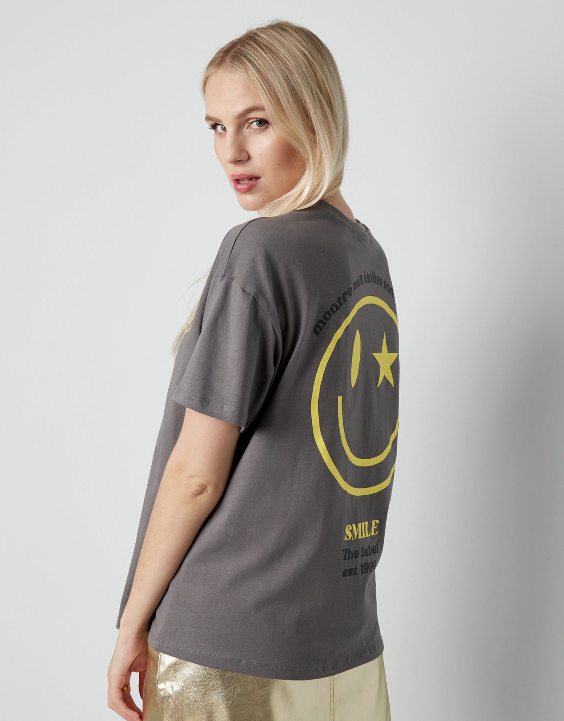 Fed t-shirt med emoji print foran samt stort print på ryggen.