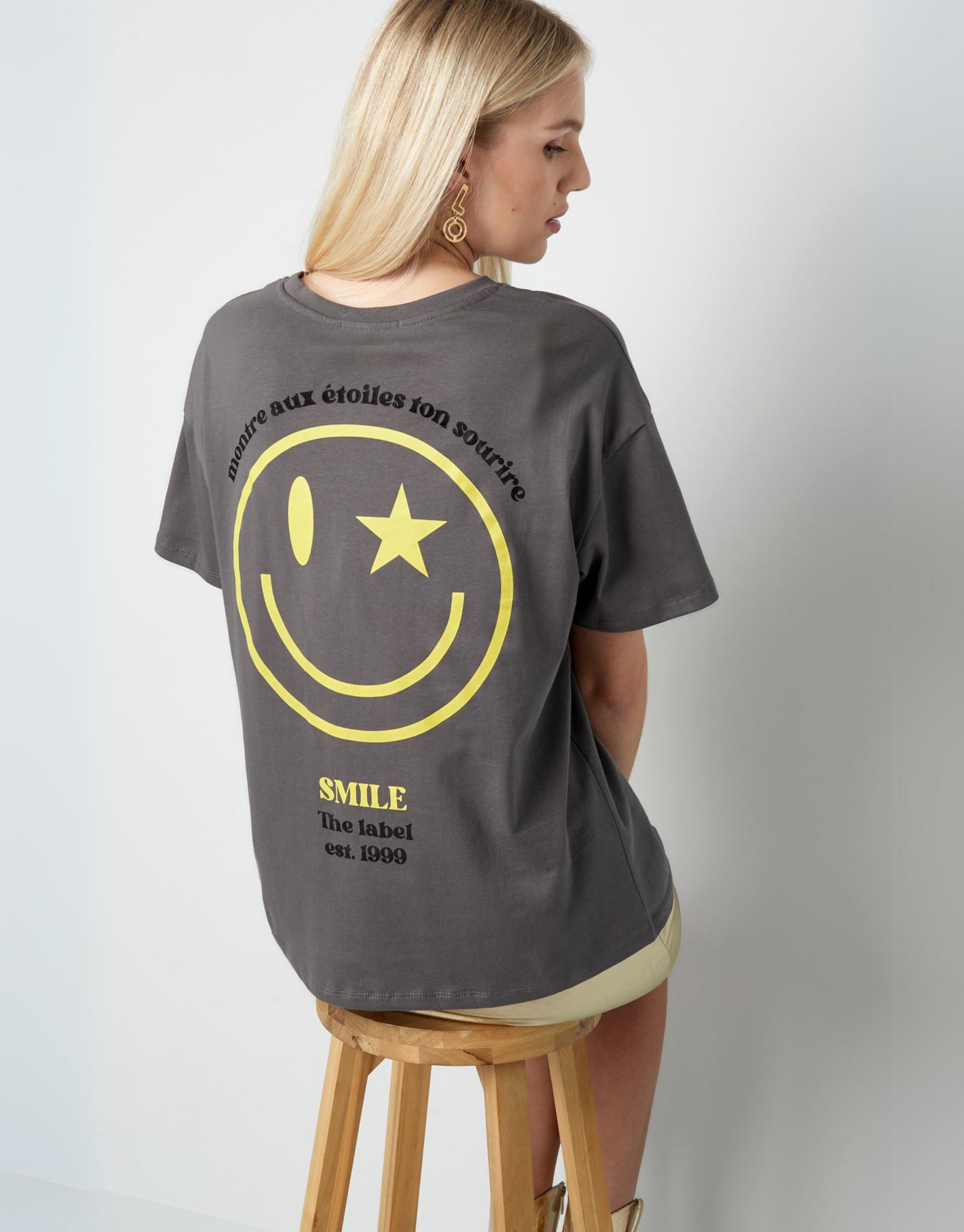 Fed t-shirt med emoji print foran samt stort print på ryggen.