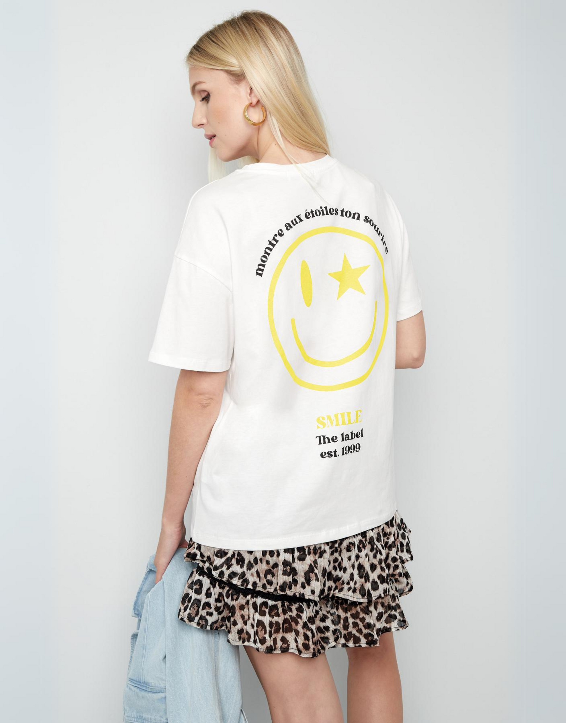 Fed t-shirt med emoji print foran samt stort print på ryggen.