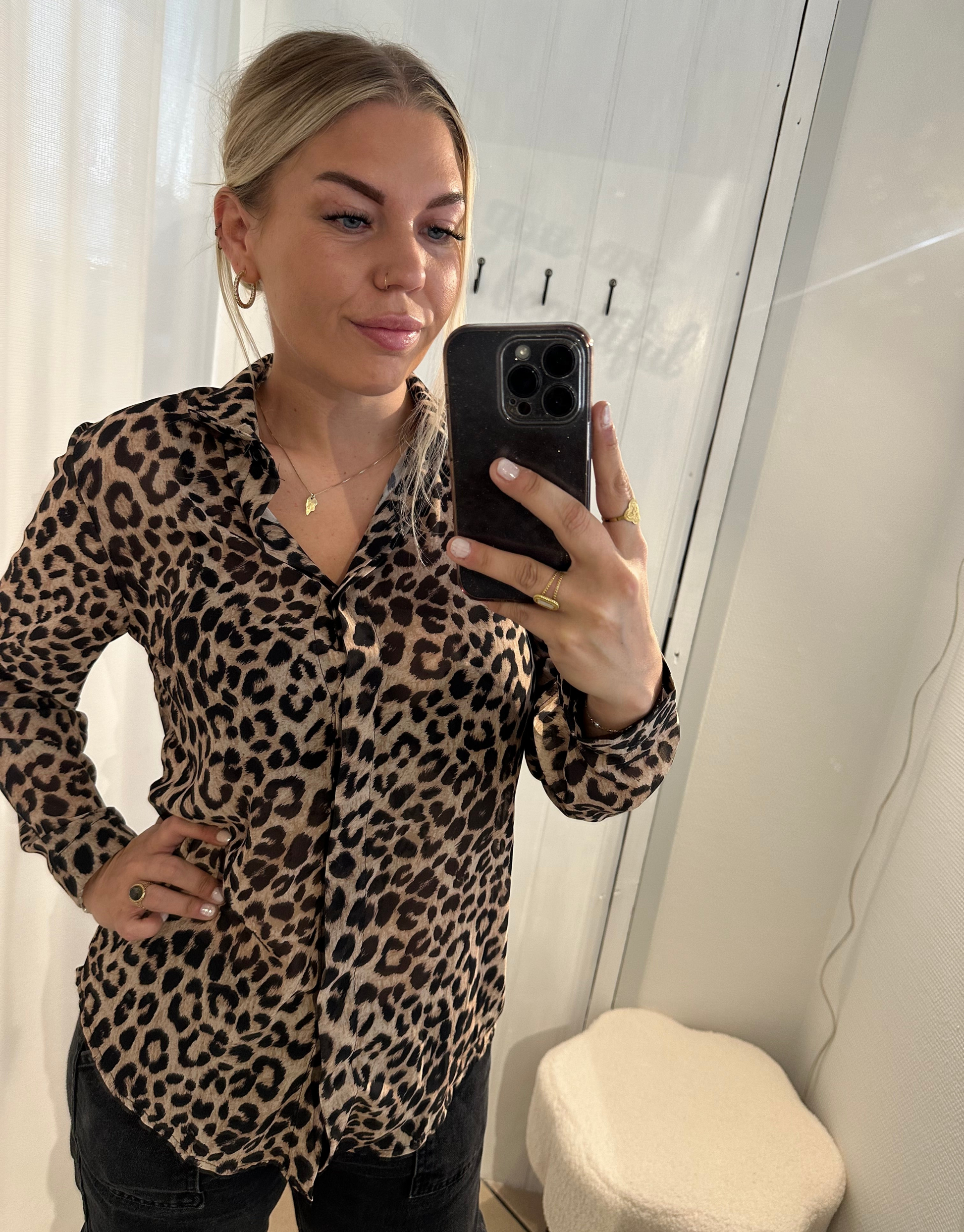 Smuk leopard skjorte med knapper.