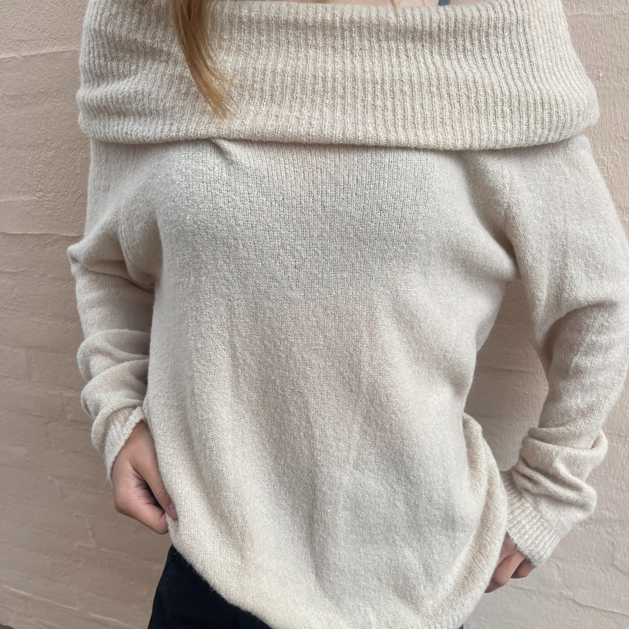 Skøn off-shoulder strik i loose-fit. Perfekt til både hverdagsbrug og til det finere outfit. Fantastisk pasform og komfort.