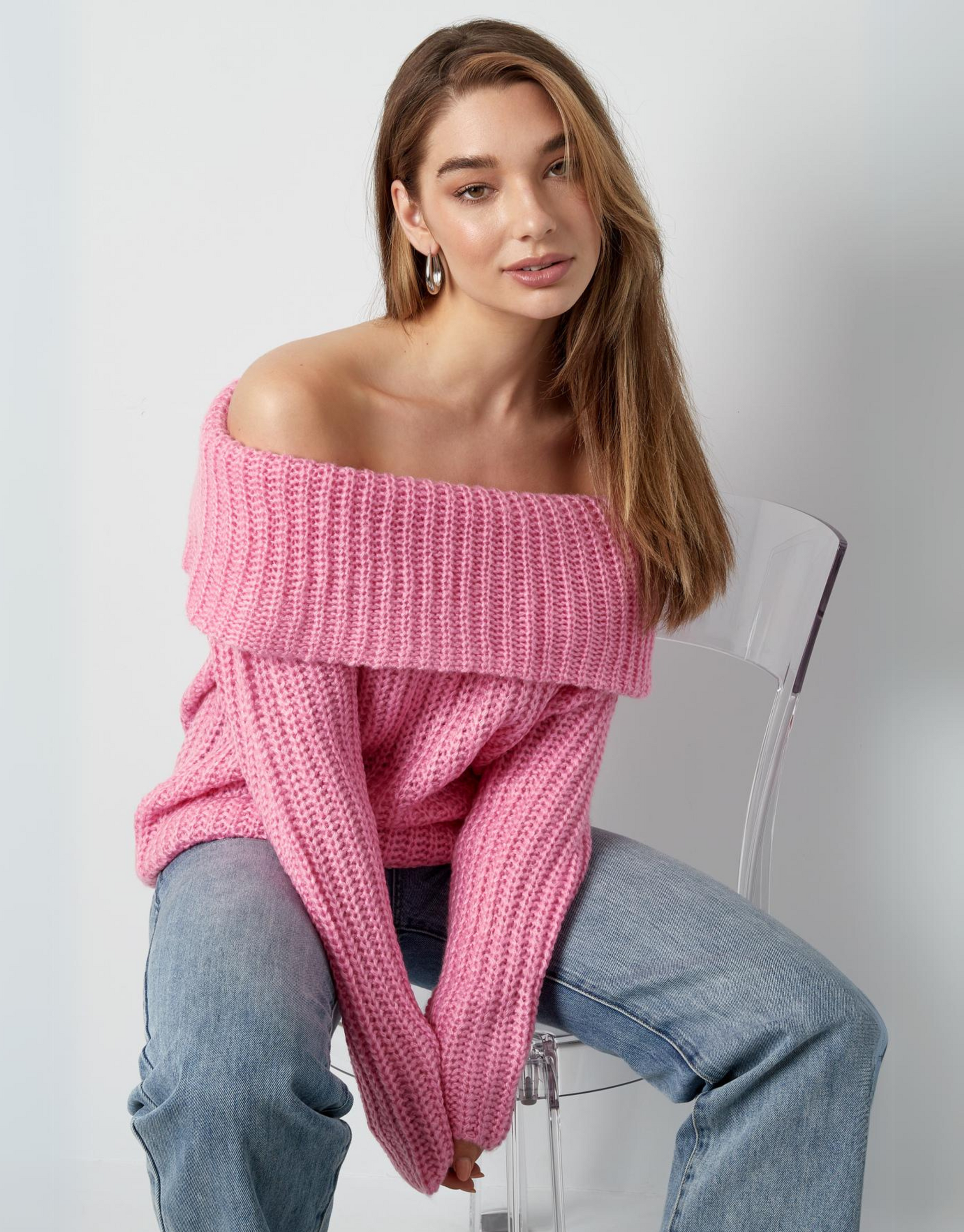 Smuk off-shoulder striktrøje i comfy oversized look.