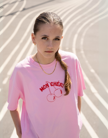 Skøn oversized t-shirt med Mon Cheri print, som på fransk betyder mit kirsebær eller min skat.
