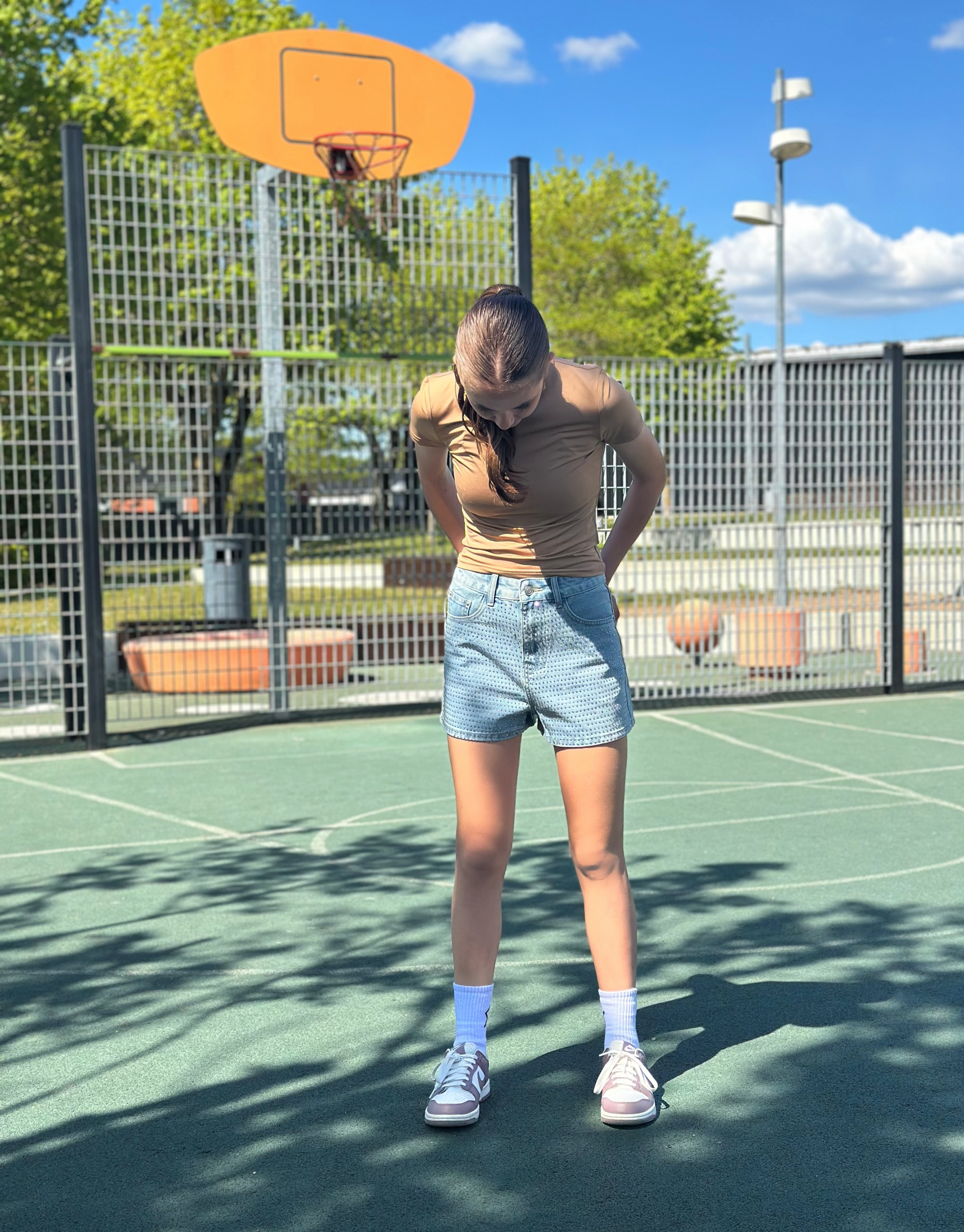 Fede denim short med lommer bagpå og rhinsten foran.