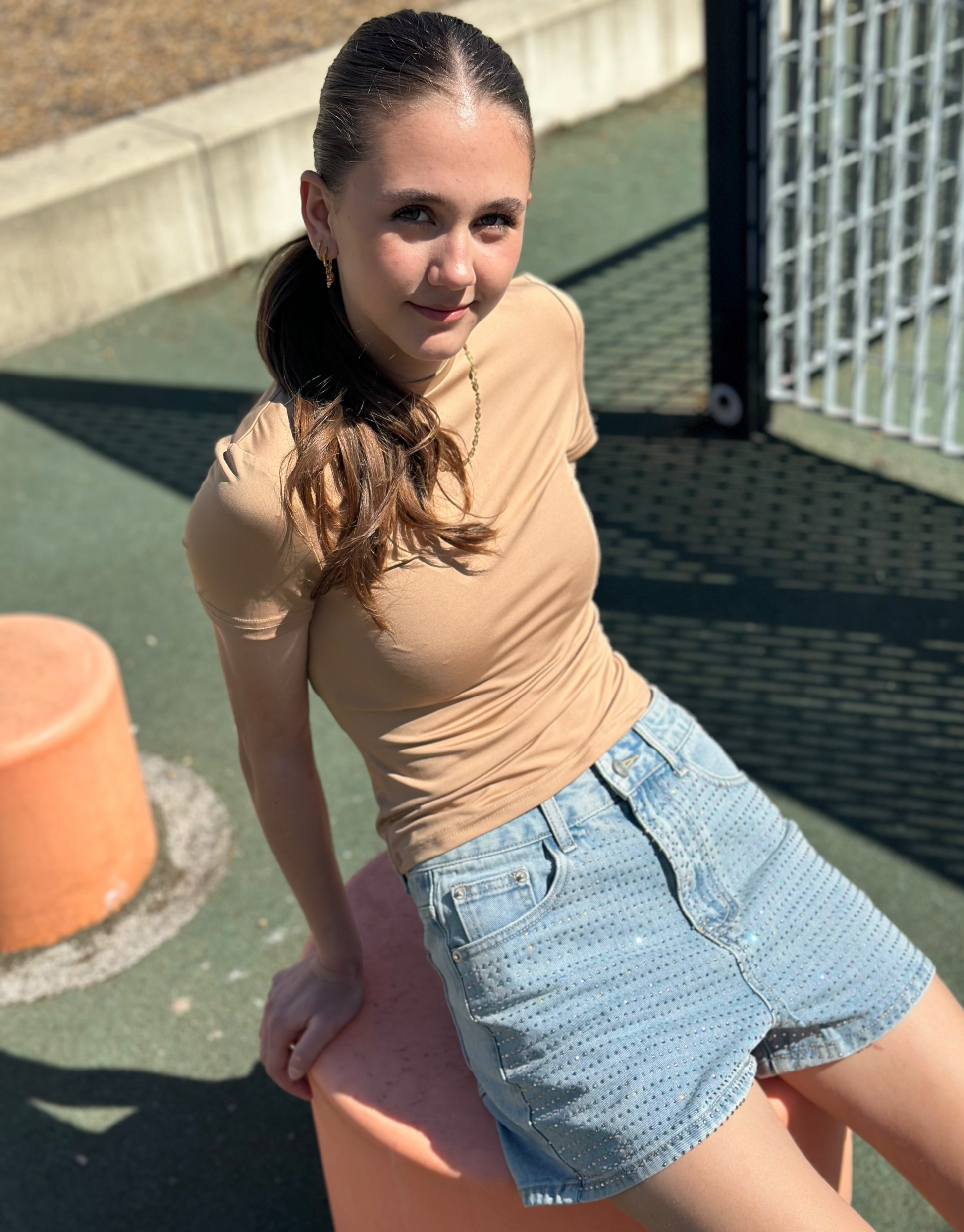 Fede denim short med lommer bagpå og rhinsten foran.
