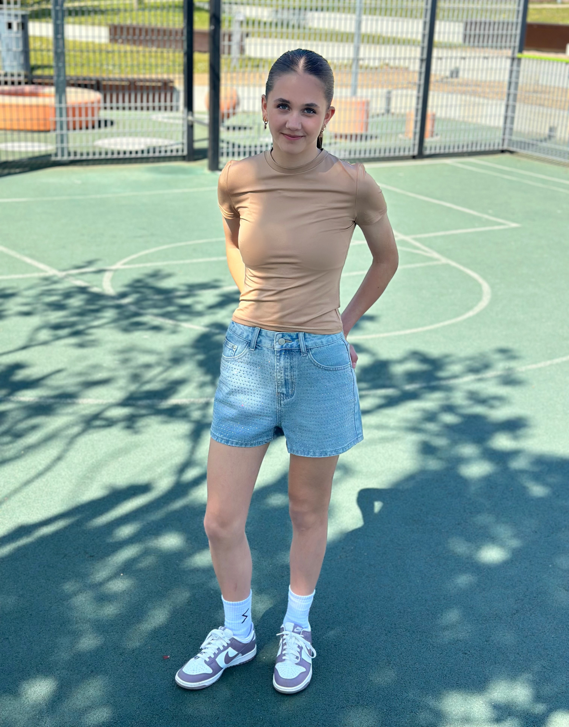 Fede denim short med lommer bagpå og rhinsten foran.