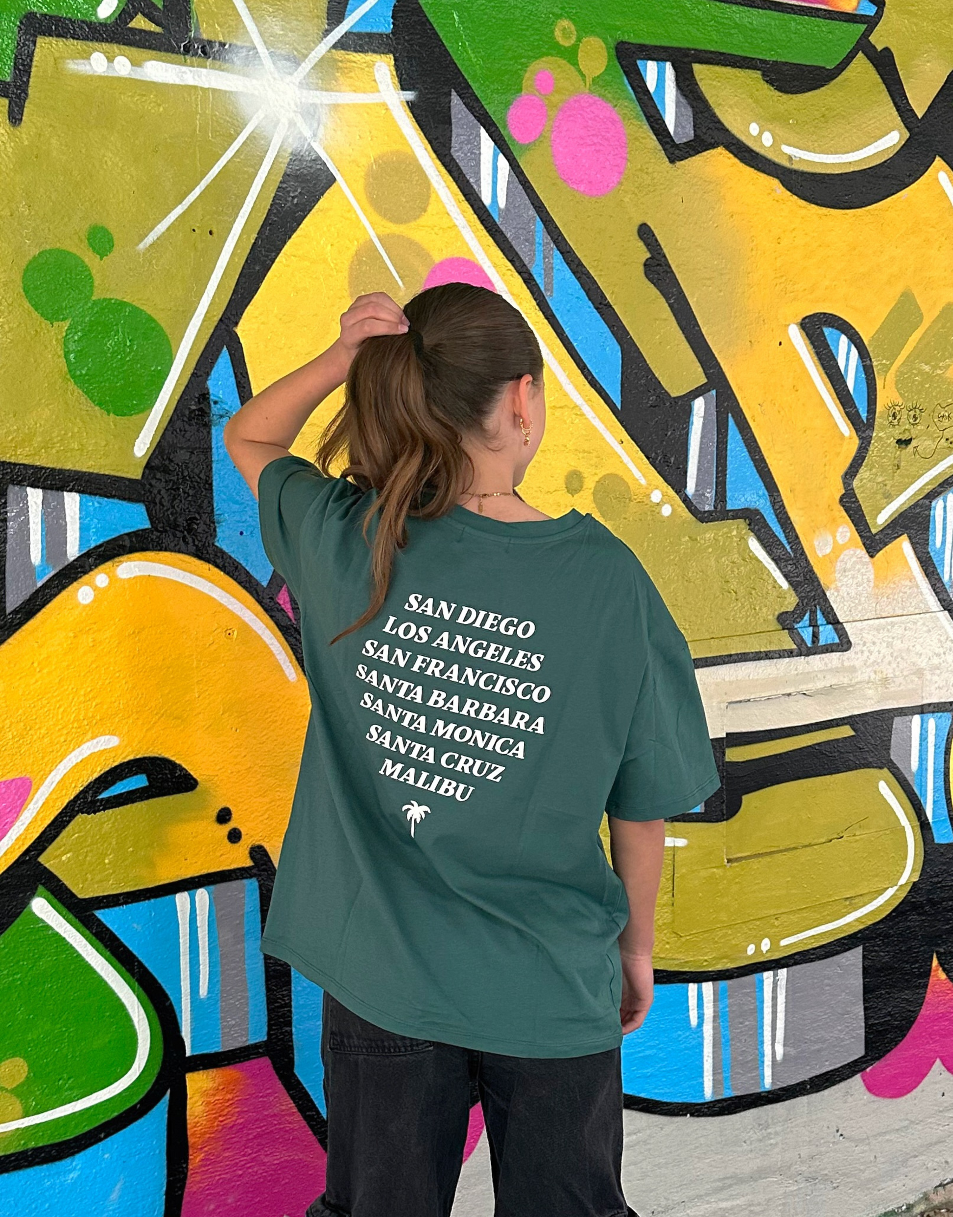 Skøn oversized t-shirt med California print foran og Californiske byer printet på ryggen.&nbsp;