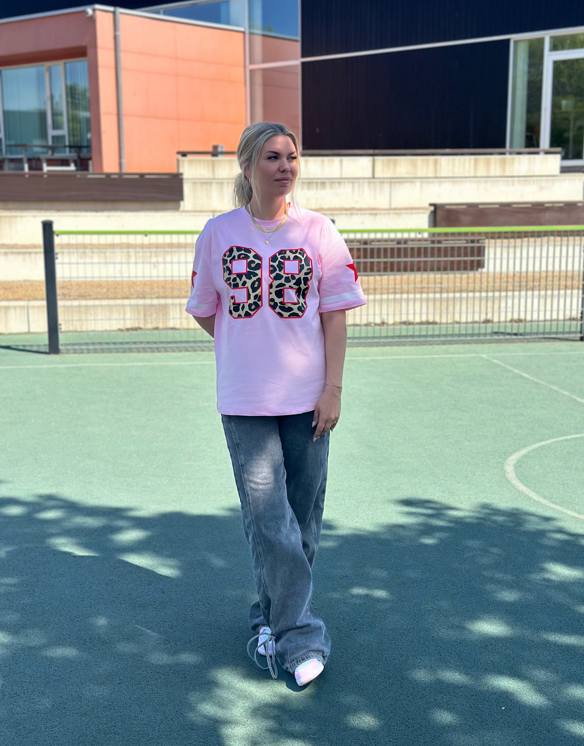 Skøn oversized t-shirt i lyserød med leopard print og rød stjerne på ærmet.