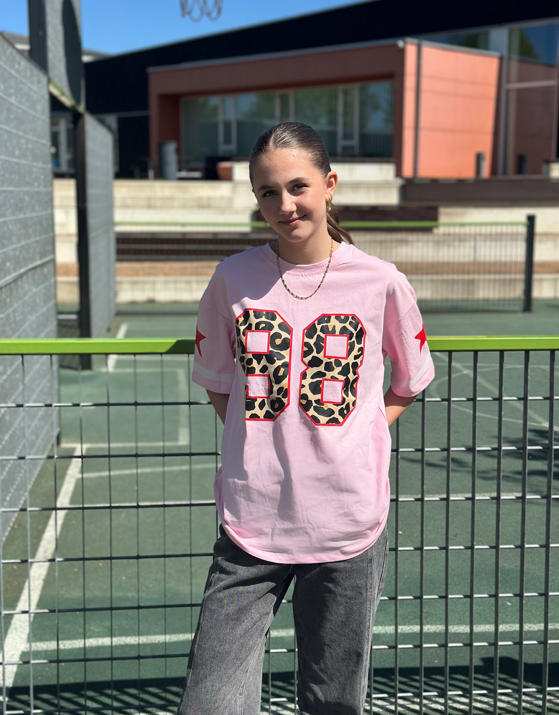 Skøn oversized t-shirt i lyserød med leopard print og rød stjerne på ærmet.