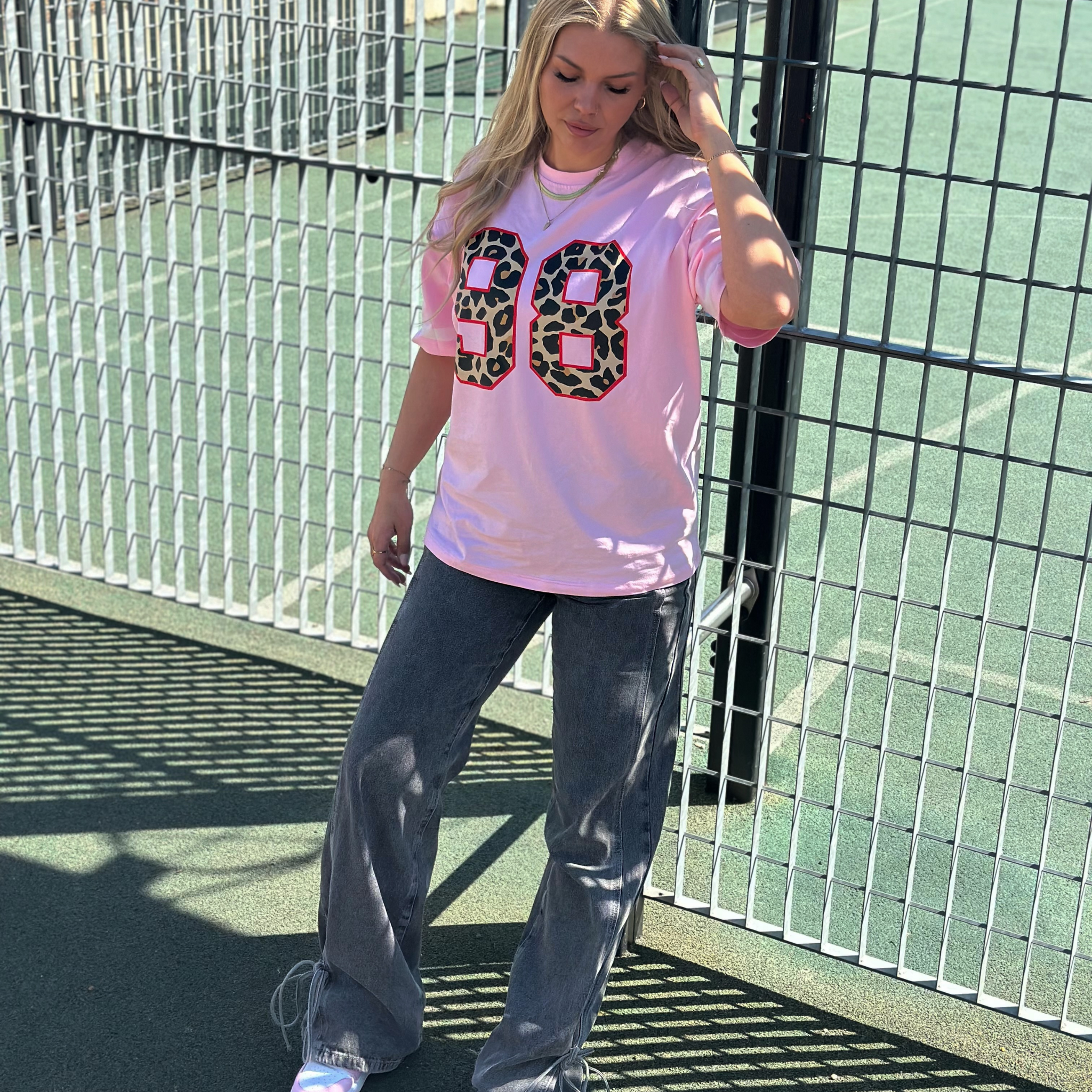 Skøn oversized t-shirt i lyserød med leopard print og rød stjerne på ærmet.