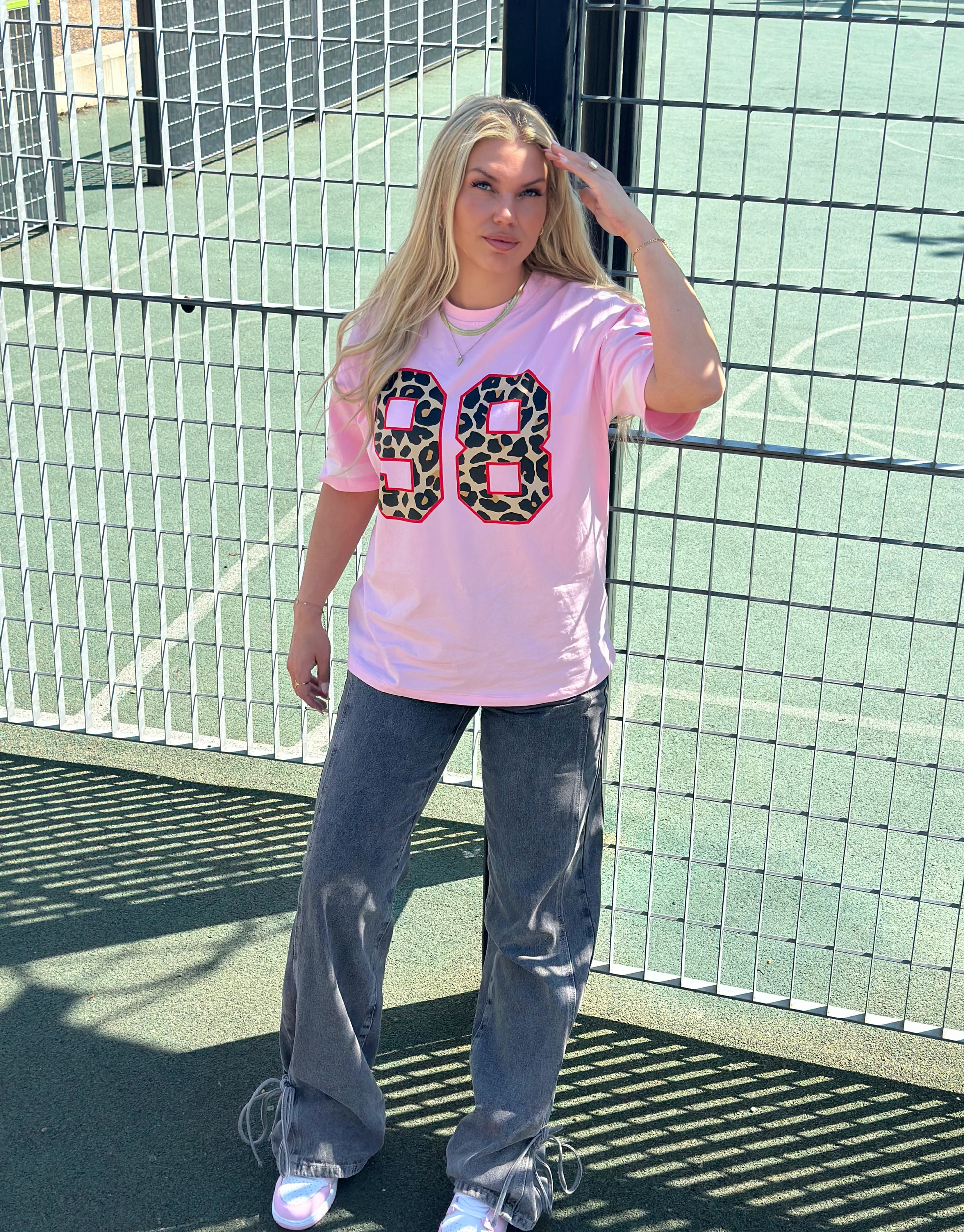 Skøn oversized t-shirt i lyserød med leopard print og rød stjerne på ærmet.