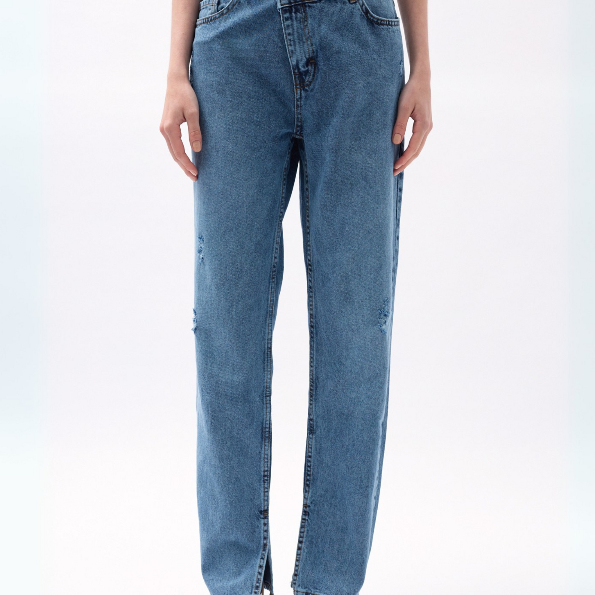 De fedeste jeans med detaljer og slids i benet.