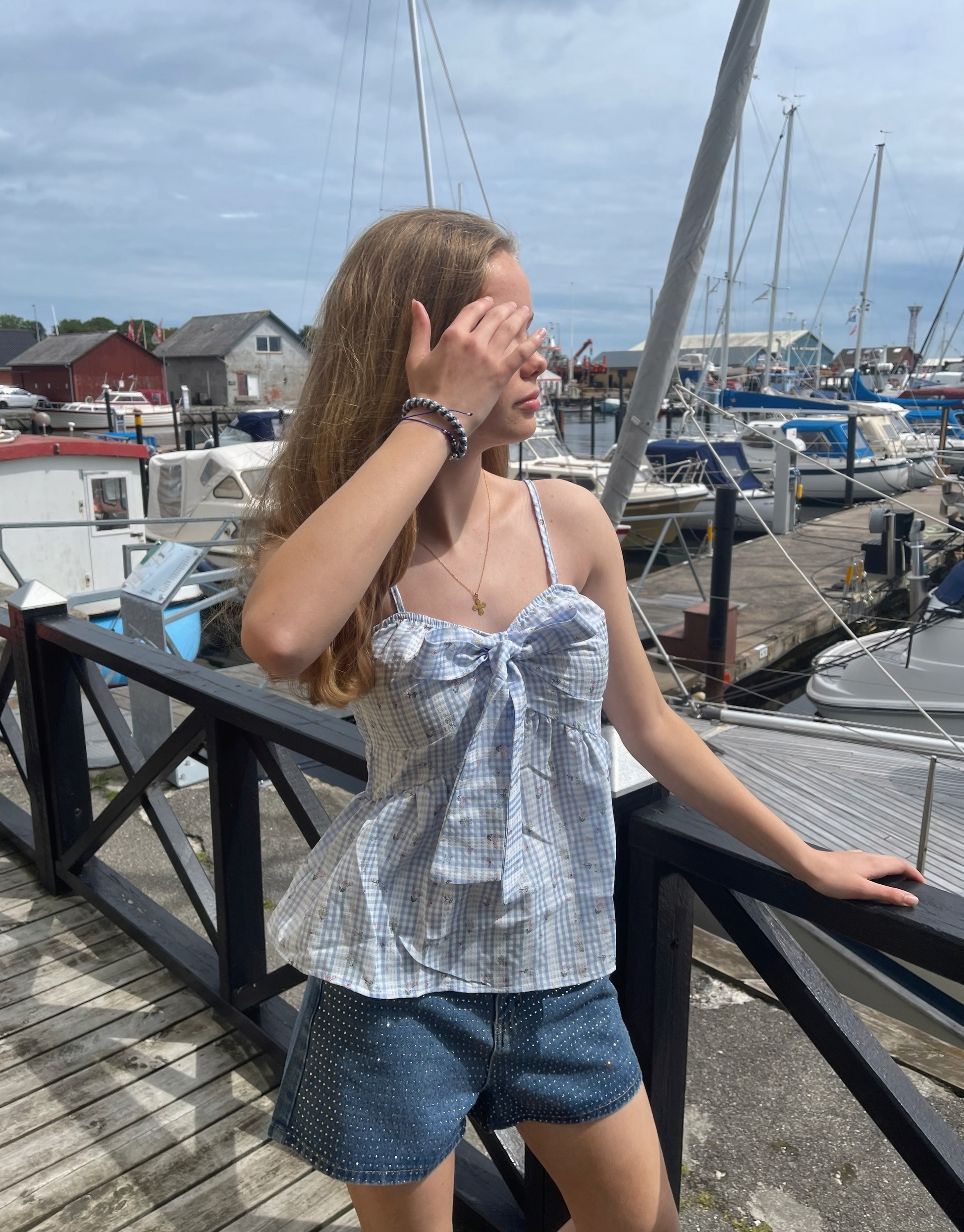 Sød sommertop i lyseblå med tern og flot motiv.