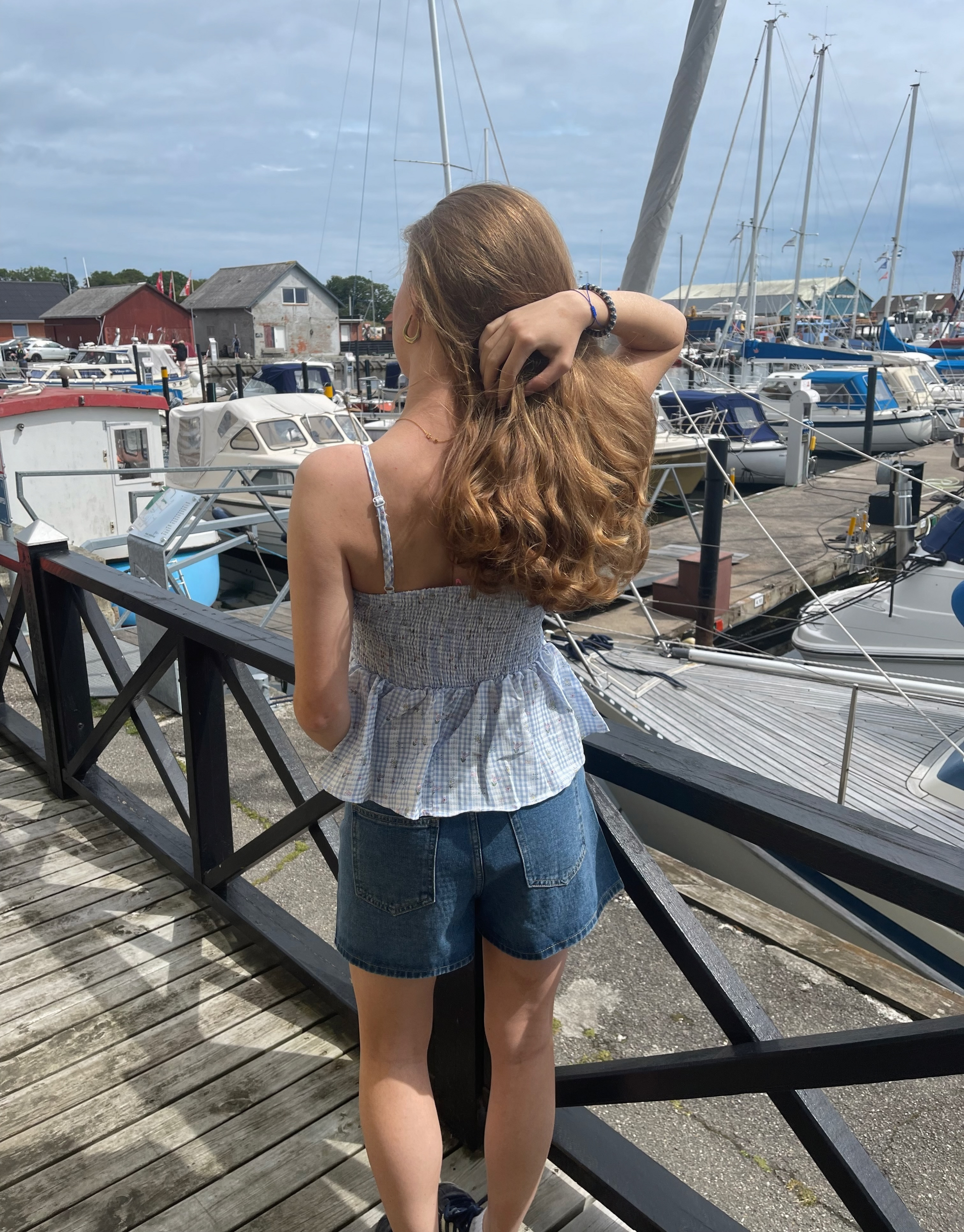 Sød sommertop i lyseblå med tern og flot motiv.