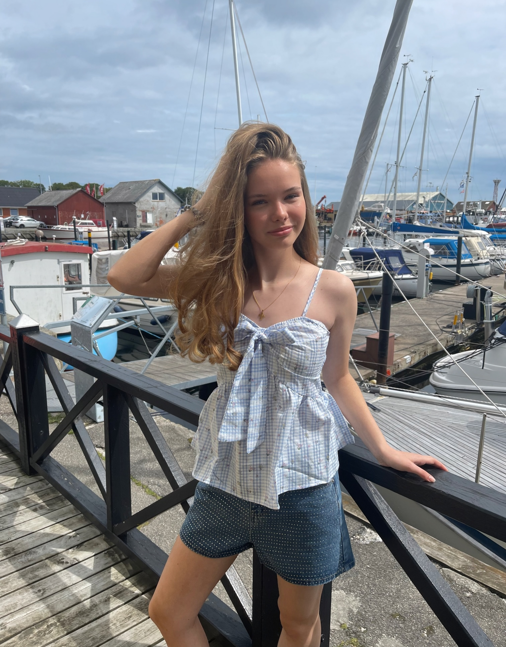 Sød sommertop i lyseblå med tern og flot motiv.