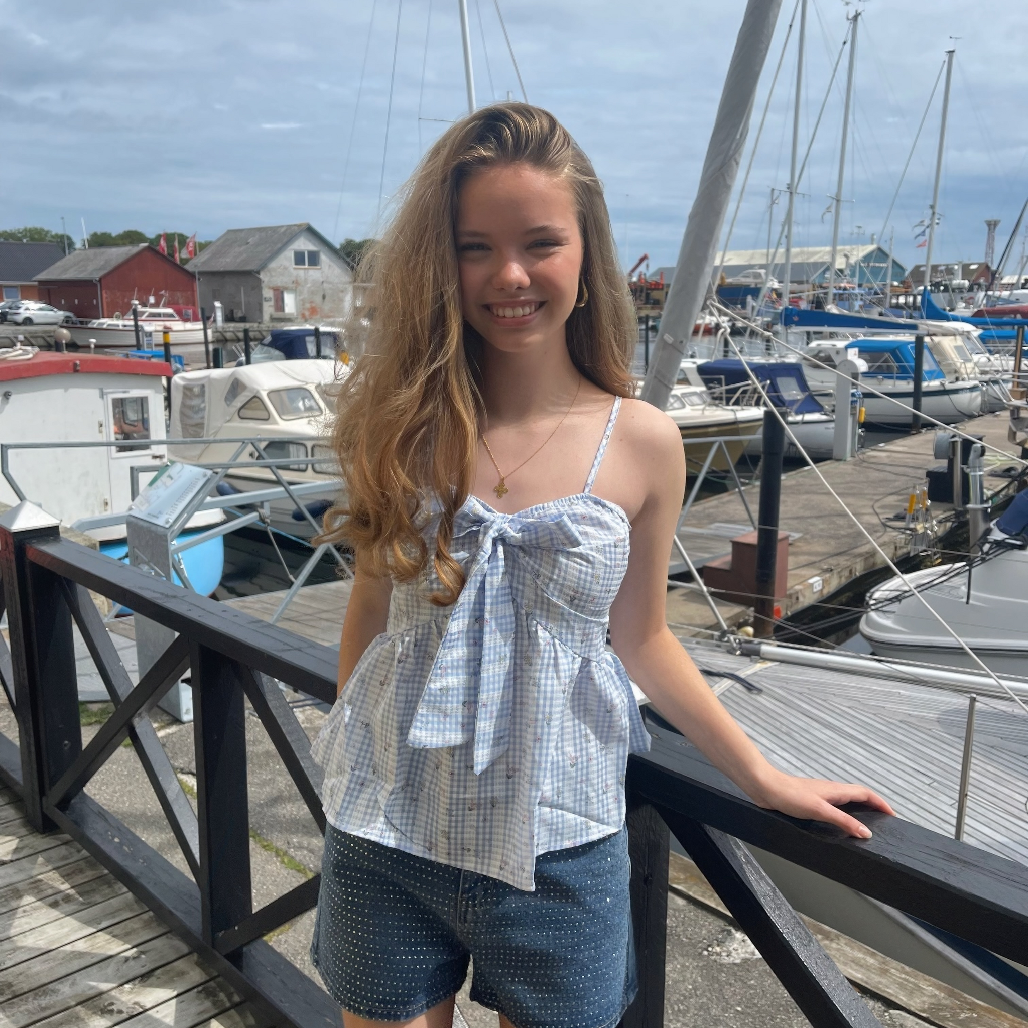 Sød sommertop i lyseblå med tern og flot motiv.