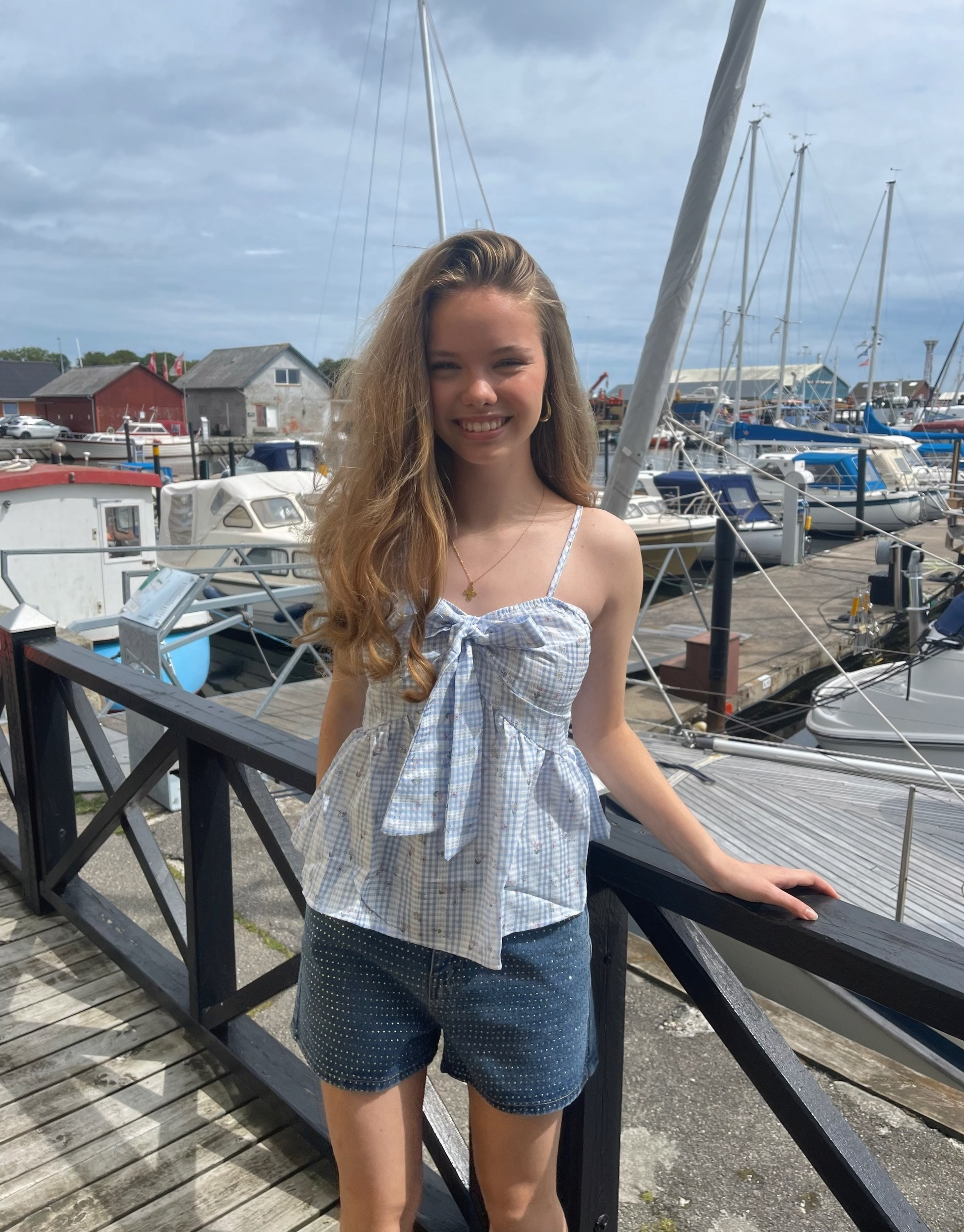Sød sommertop i lyseblå med tern og flot motiv.