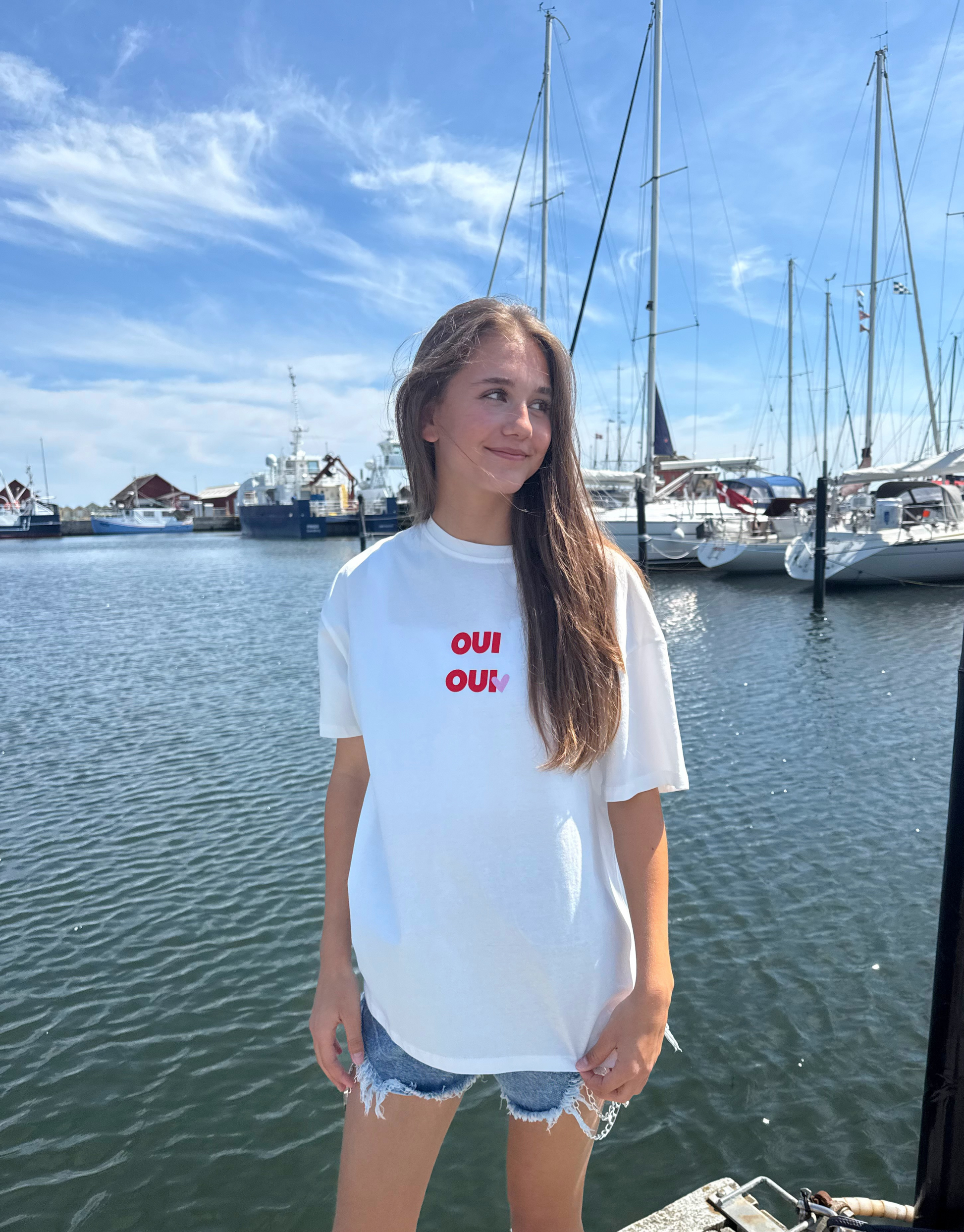 Skøn oversized t-shirt i hvid med rødt Oui Oui print, som betyder ja ja på fransk.