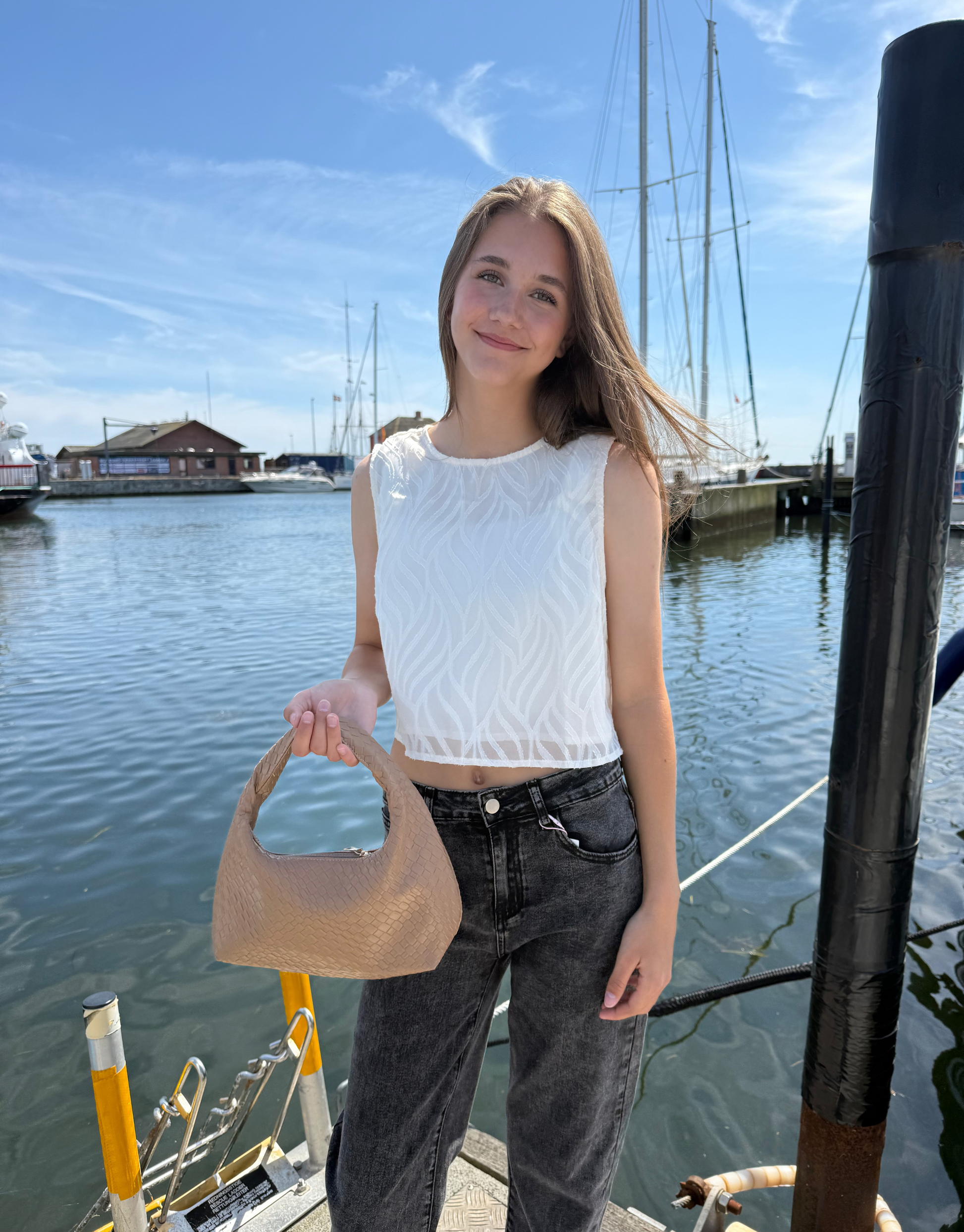 Smuk top i beige med binde-detaljer på ryggen.