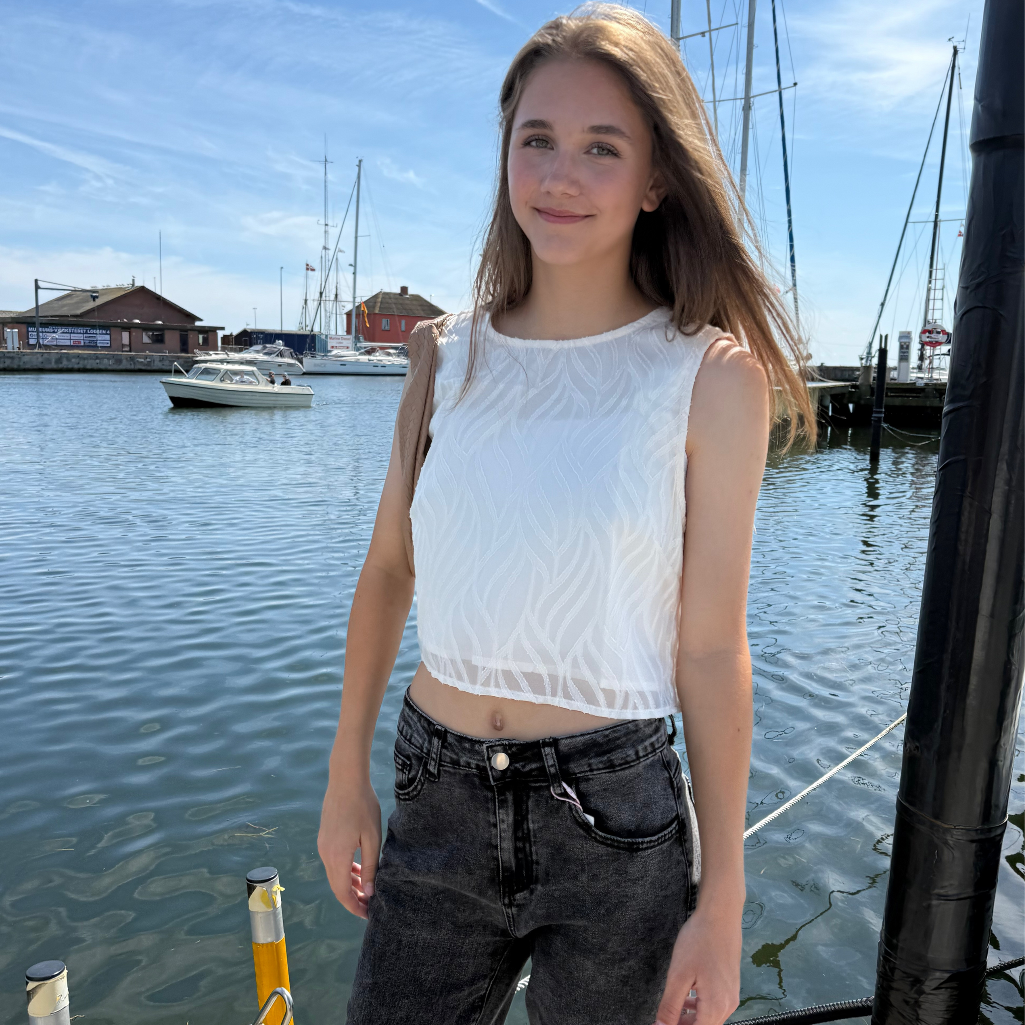Smuk top i beige med binde-detaljer på ryggen.
