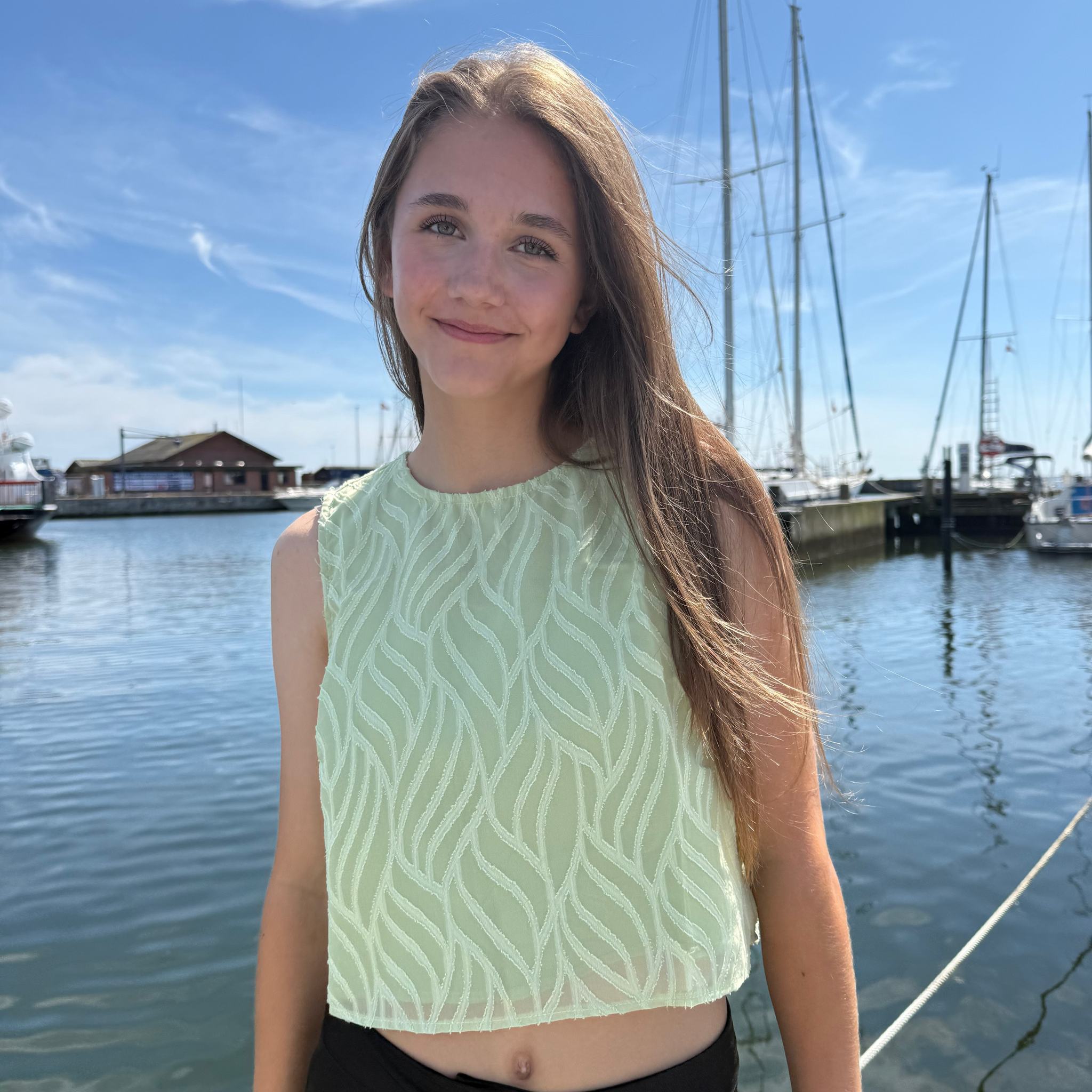 Smuk top i grøn med binde-detaljer på ryggen.